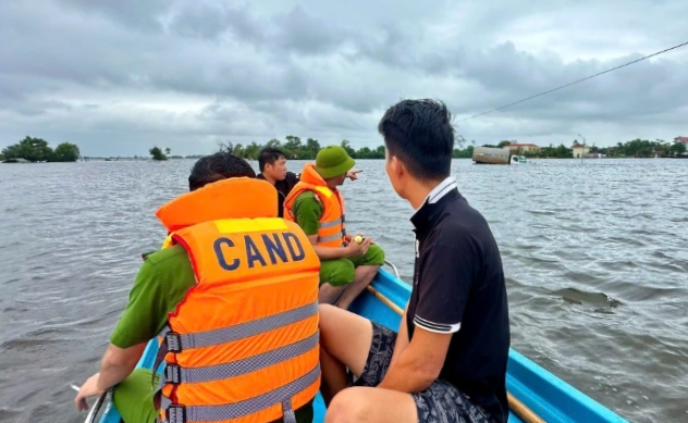 Quốc lộ 49C ngập sâu, 2 người mắc kẹt trên xe tải bị chết máy - Ảnh 2.