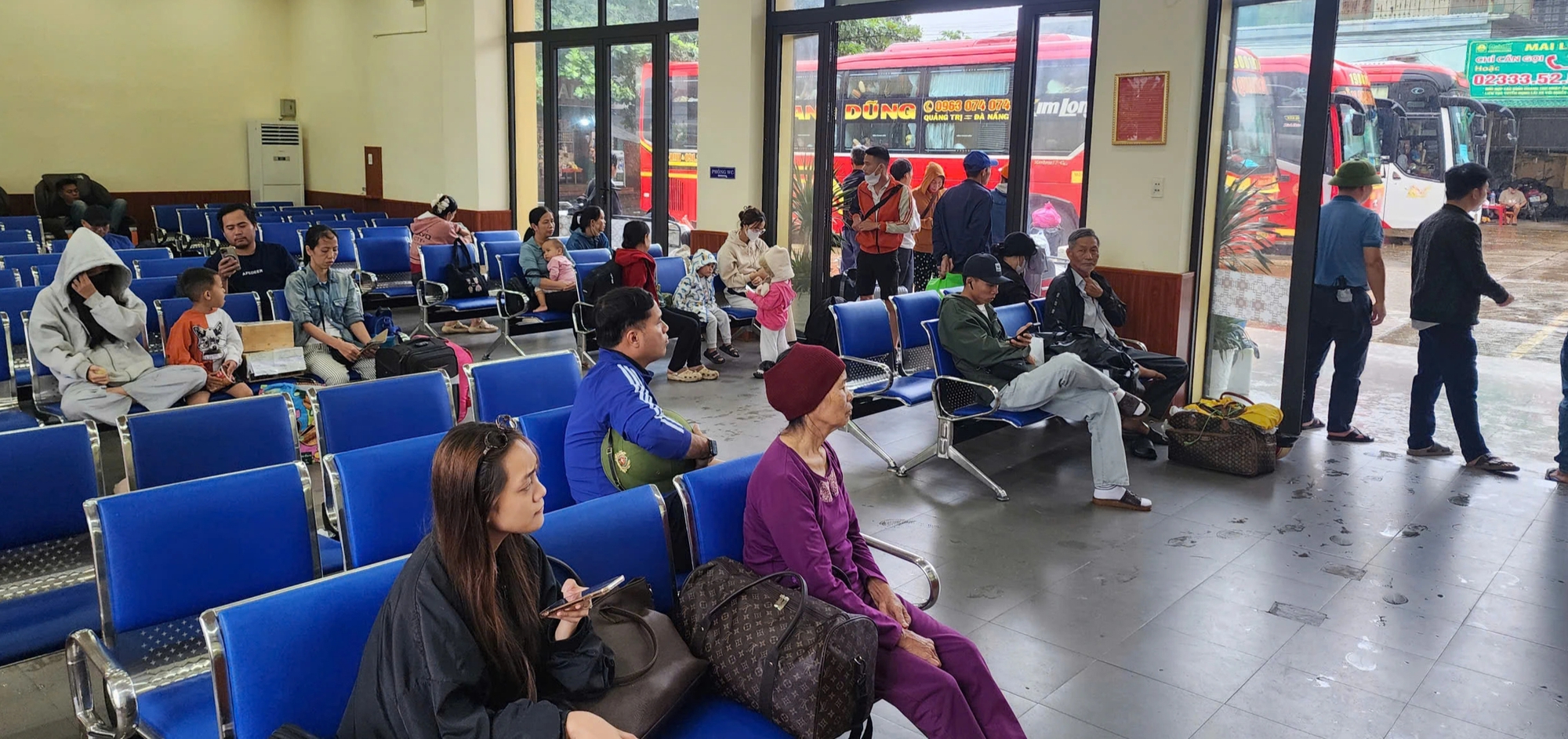 Đường sắt Bắc - Nam bị ách tắc tại Huế , hành khách được ' tăng bo ' qua Đông Hà - Ảnh 2.