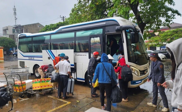 Đường sắt Bắc - Nam bị ách tắc tại Huế , hành khách được ' tăng bo ' qua Đông Hà - Ảnh 1. Đường sắt Bắc - Nam bị ách tắc tại Huế , hành khách được ' tăng bo ' qua Đông Hà - Ảnh 1.