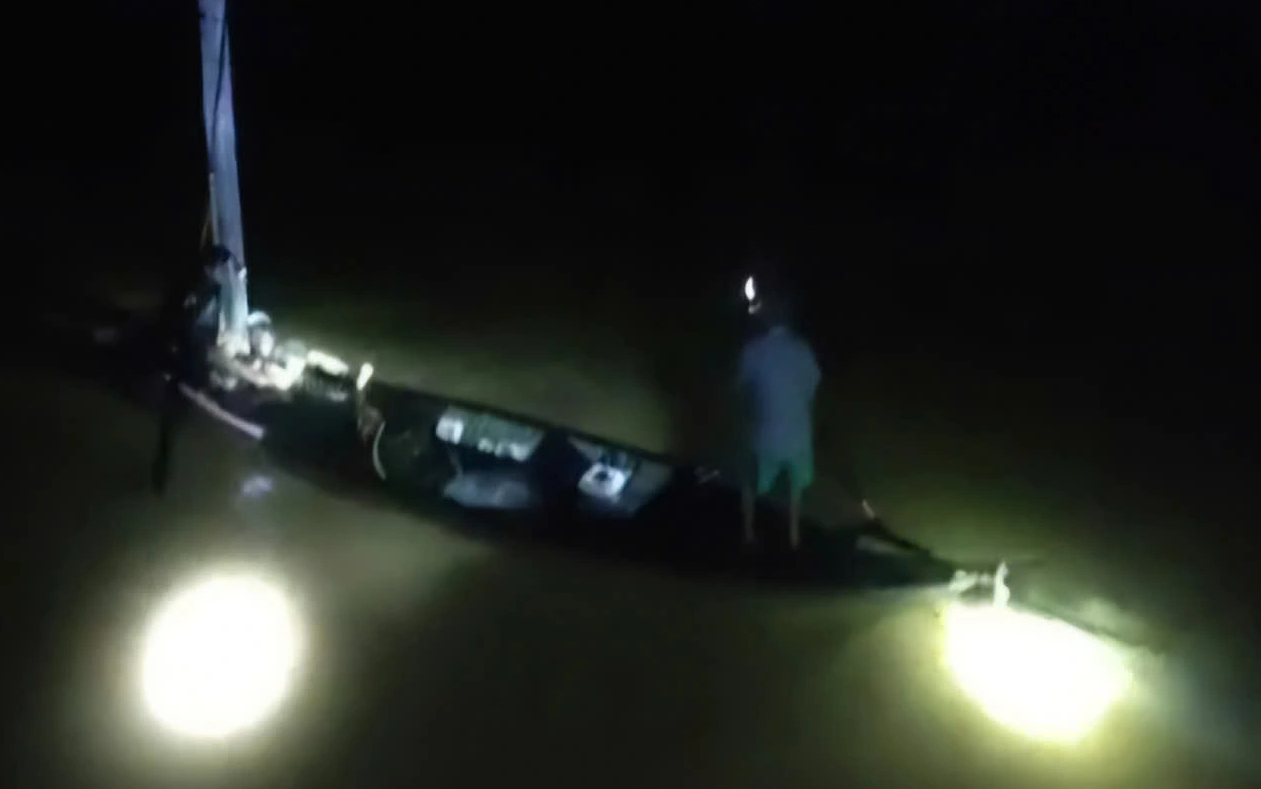 Người đàn ông ôm cột điện giữa dòng lũ chảy xiết, được cứu sống như phim - Ảnh 1. Người đàn ông ôm cột điện giữa dòng lũ chảy xiết, được cứu sống như phim - Ảnh 1.