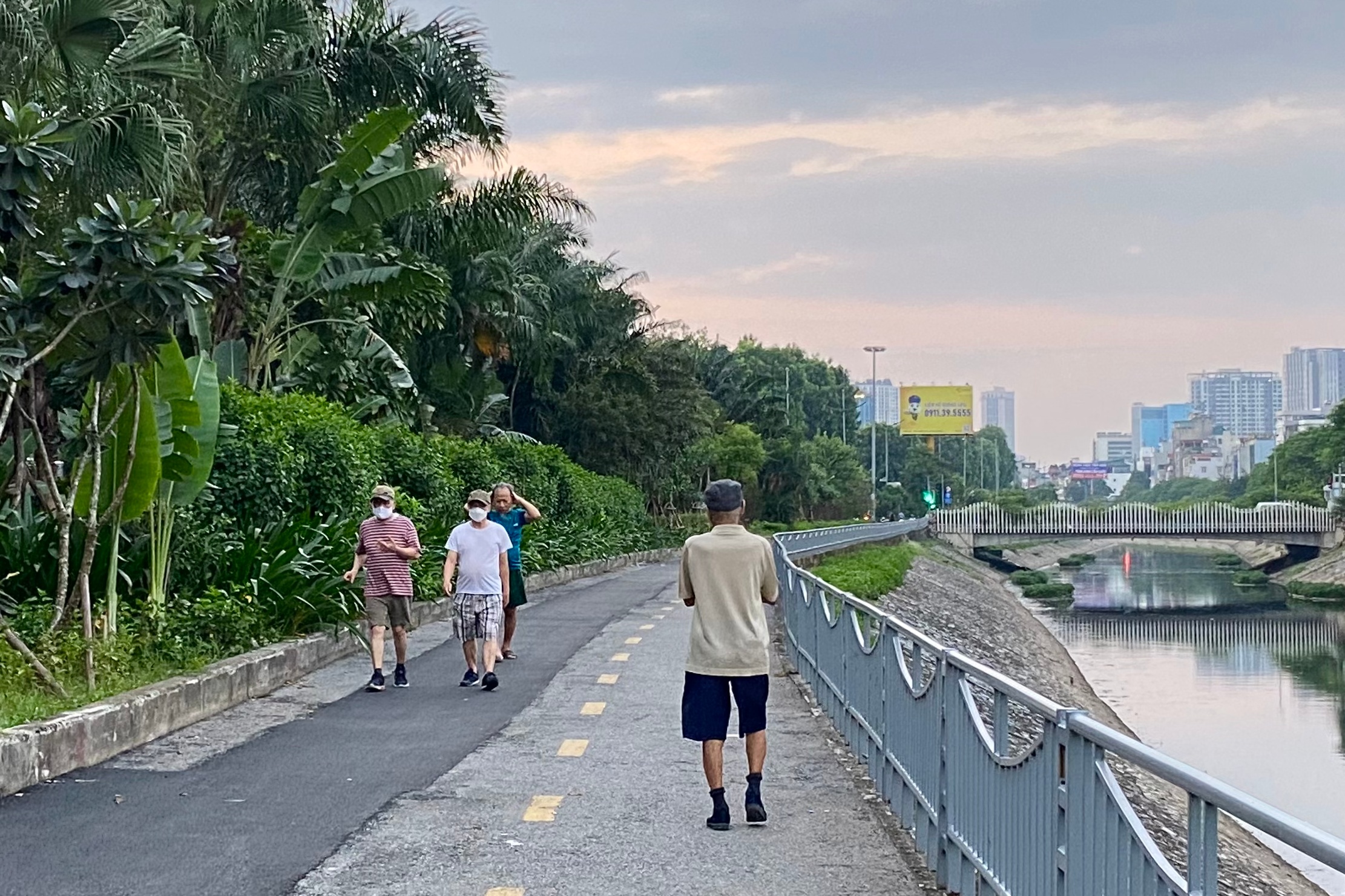 Tuyến đường xe đạp đầu tiên ở Hà Nội: Vì sao vắng bóng người?- Ảnh 2. Tuyến đường xe đạp đầu tiên ở Hà Nội: Vì sao vắng bóng người?- Ảnh 2.