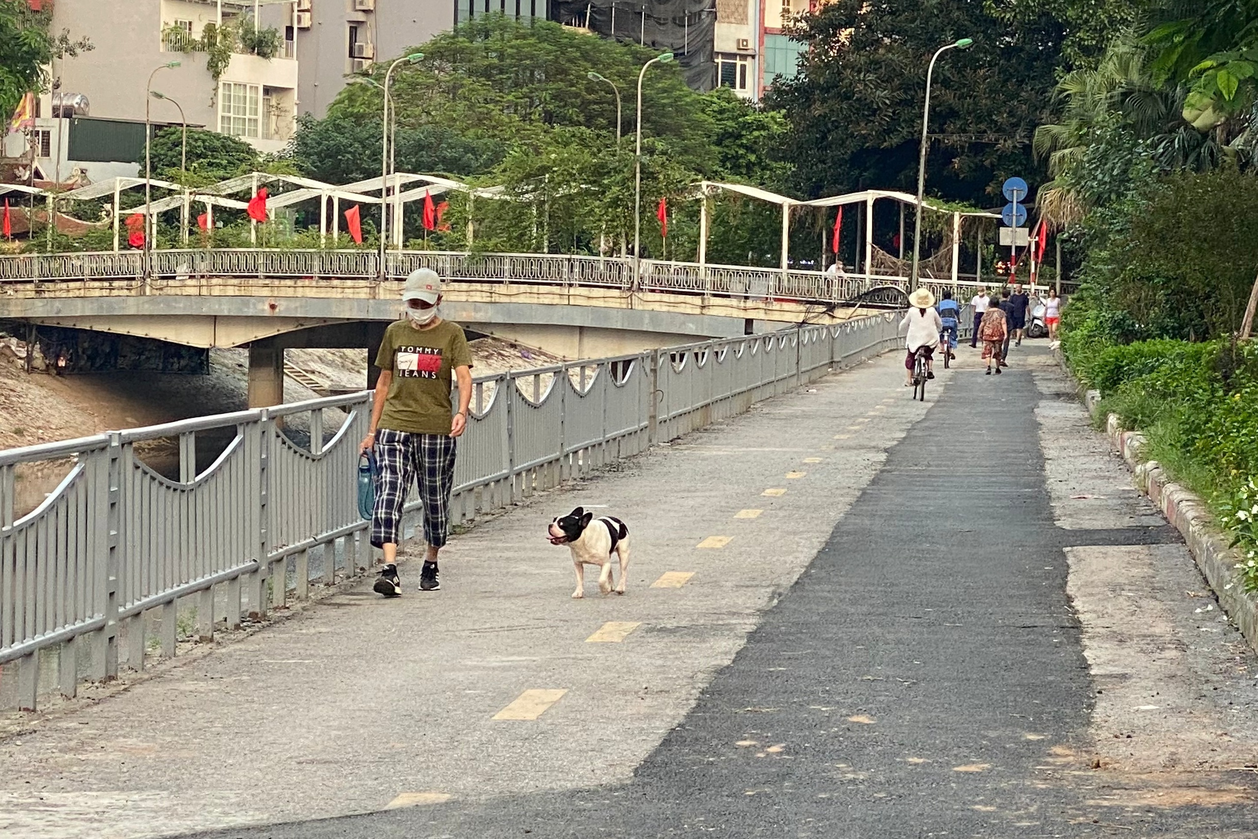 Tuyến đường xe đạp đầu tiên ở Hà Nội: Vì sao vắng bóng người?- Ảnh 1. Tuyến đường xe đạp đầu tiên ở Hà Nội: Vì sao vắng bóng người?- Ảnh 1.