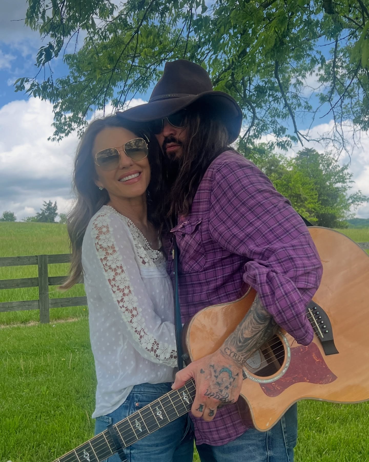 Elizabeth Hurley khoe cuộc sống 'hoang dã' ở tuổi 60   - Ảnh 2.