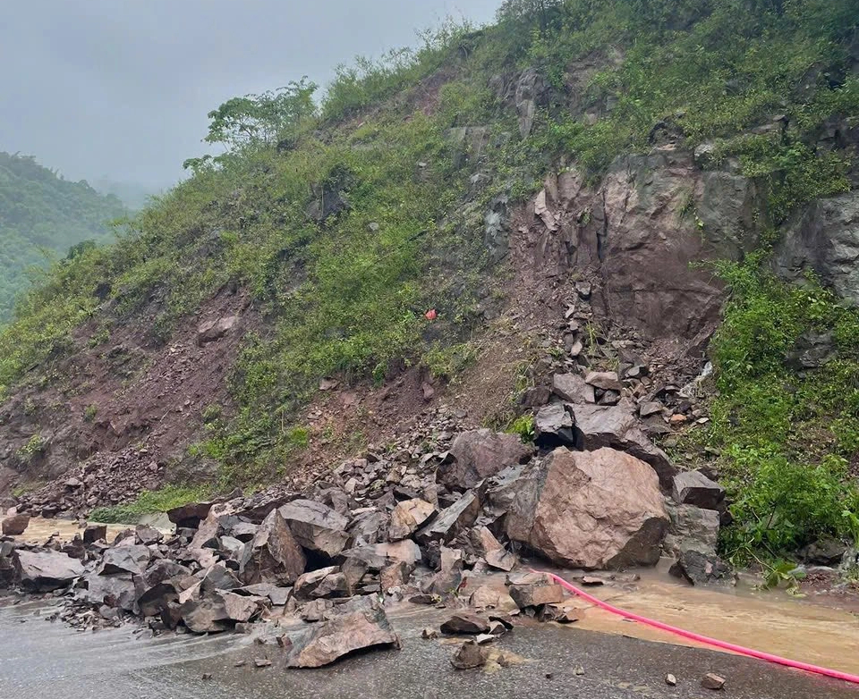 Quốc lộ 49C ngập sâu, 2 người mắc kẹt trên xe tải bị chết máy - Ảnh 4.