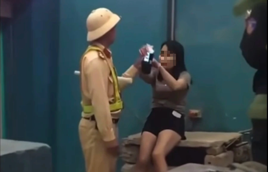 Nữ tài xế chạy xe vào nhà dân, hất văng máy đo nồng độ cồn của CSGT- Ảnh 1. Nữ tài xế chạy xe vào nhà dân, hất văng máy đo nồng độ cồn của CSGT- Ảnh 1.