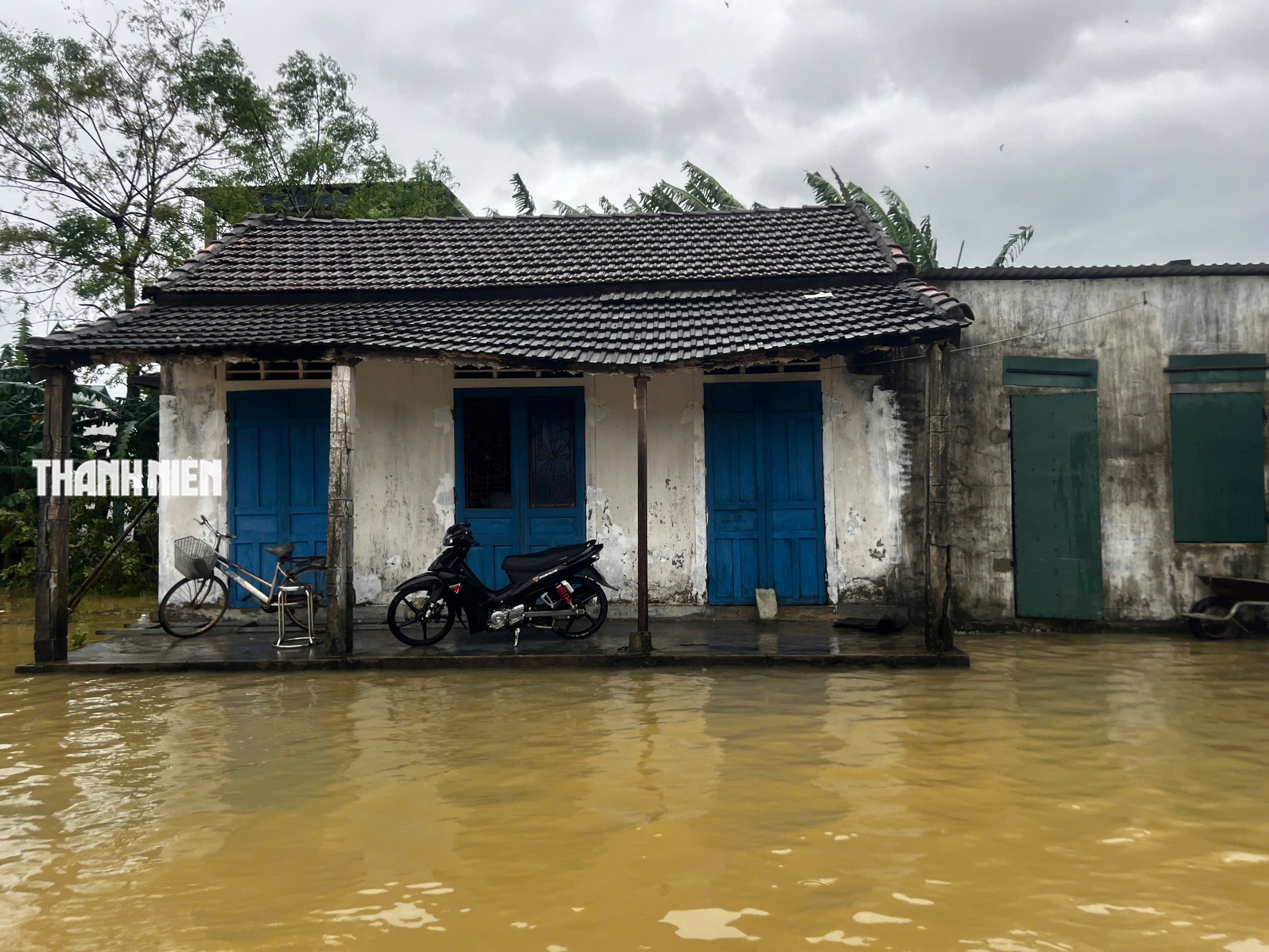Hàng trăm hộ dân Huế bị cô lập giữa lũ: Quân đội, đoàn viên vượt nước dữ mang quà cứu trợ- Ảnh 4. Hàng trăm hộ dân Huế bị cô lập giữa lũ: Quân đội, đoàn viên vượt nước dữ mang quà cứu trợ- Ảnh 4.
