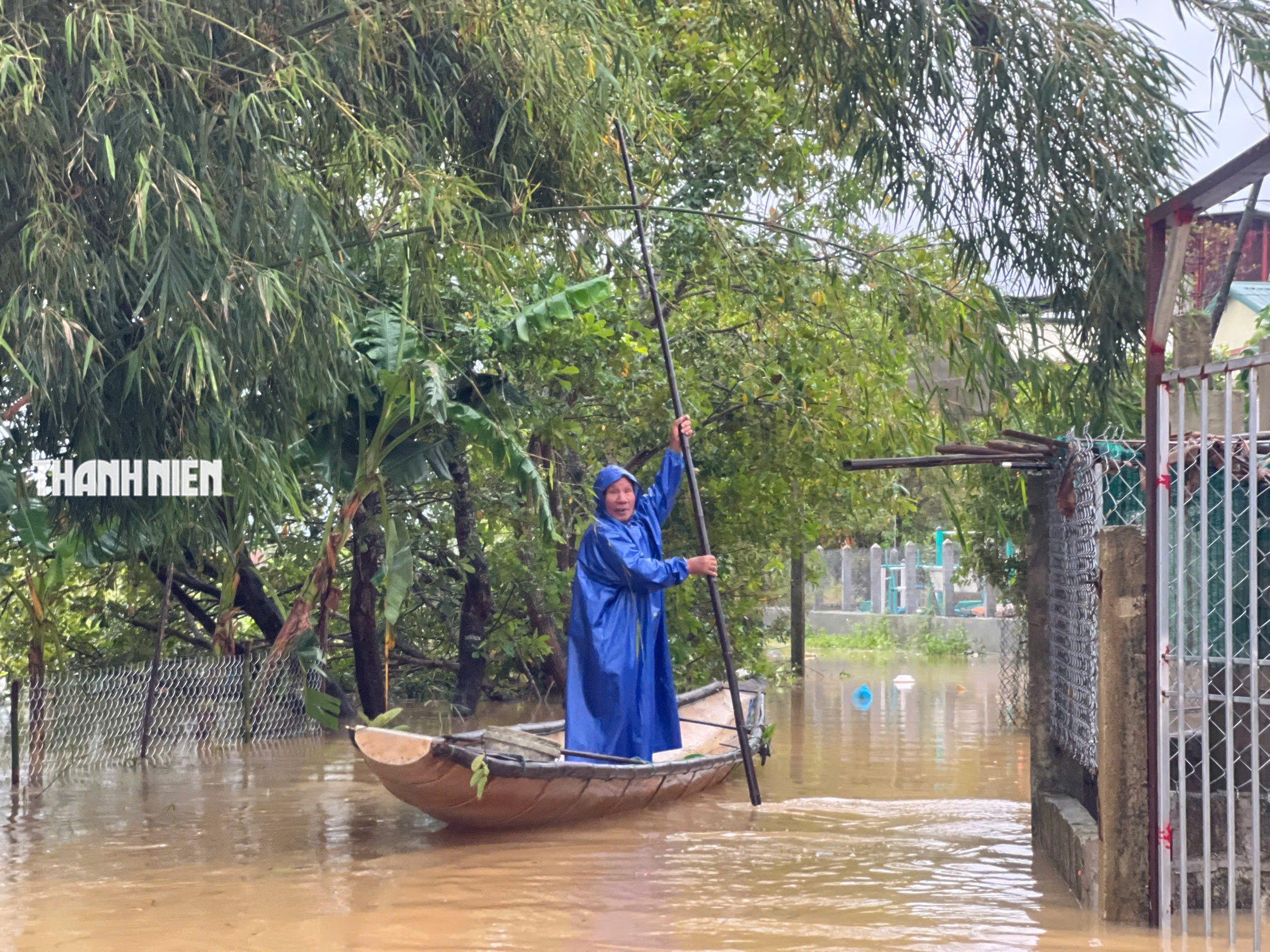 Hàng trăm hộ dân Huế bị cô lập giữa lũ: Quân đội, đoàn viên vượt nước dữ mang quà cứu trợ- Ảnh 3. Hàng trăm hộ dân Huế bị cô lập giữa lũ: Quân đội, đoàn viên vượt nước dữ mang quà cứu trợ- Ảnh 3.