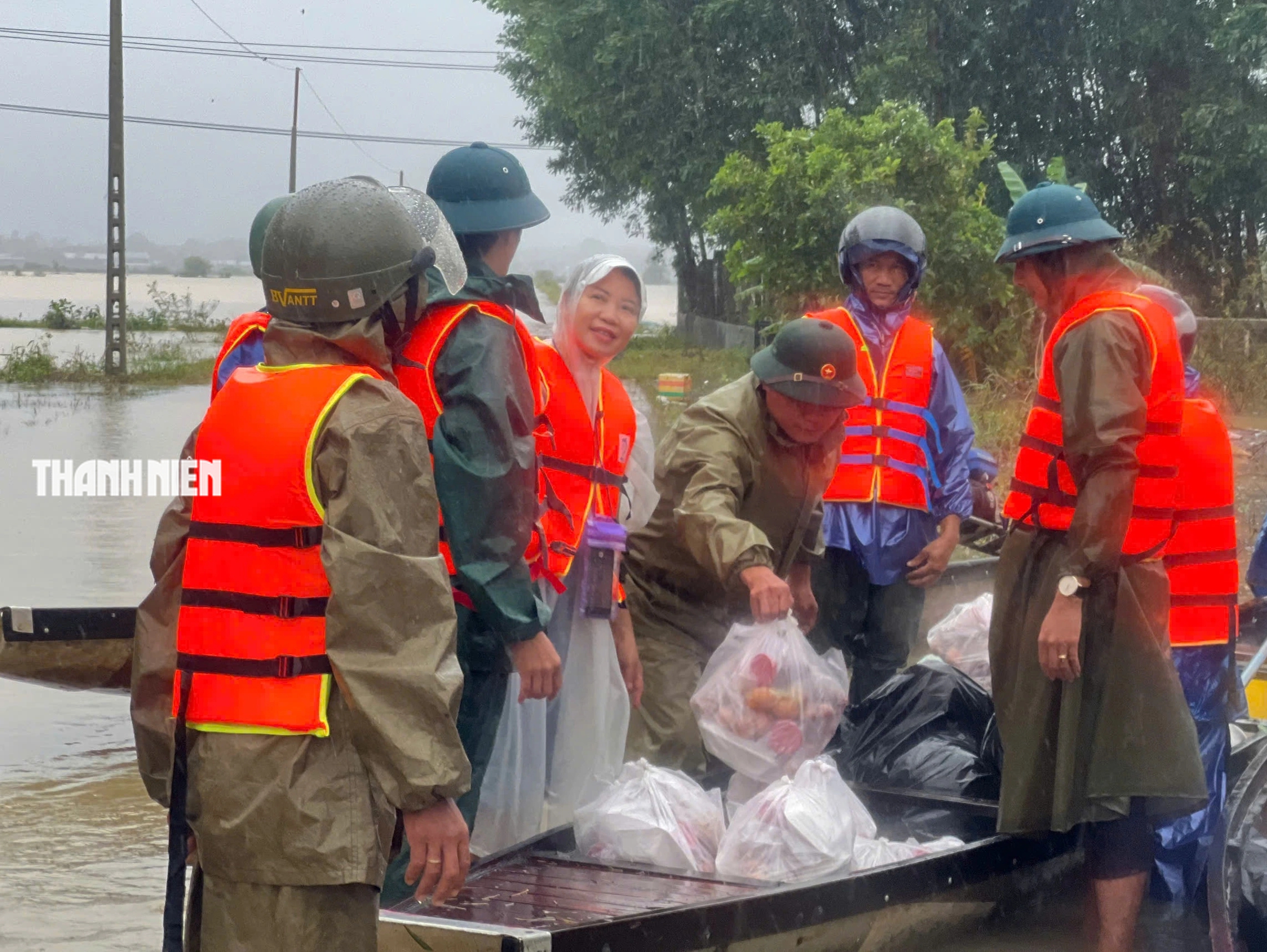Hàng trăm hộ dân Huế bị cô lập giữa lũ: Quân đội, đoàn viên vượt nước dữ mang quà cứu trợ- Ảnh 1. Hàng trăm hộ dân Huế bị cô lập giữa lũ: Quân đội, đoàn viên vượt nước dữ mang quà cứu trợ- Ảnh 1.