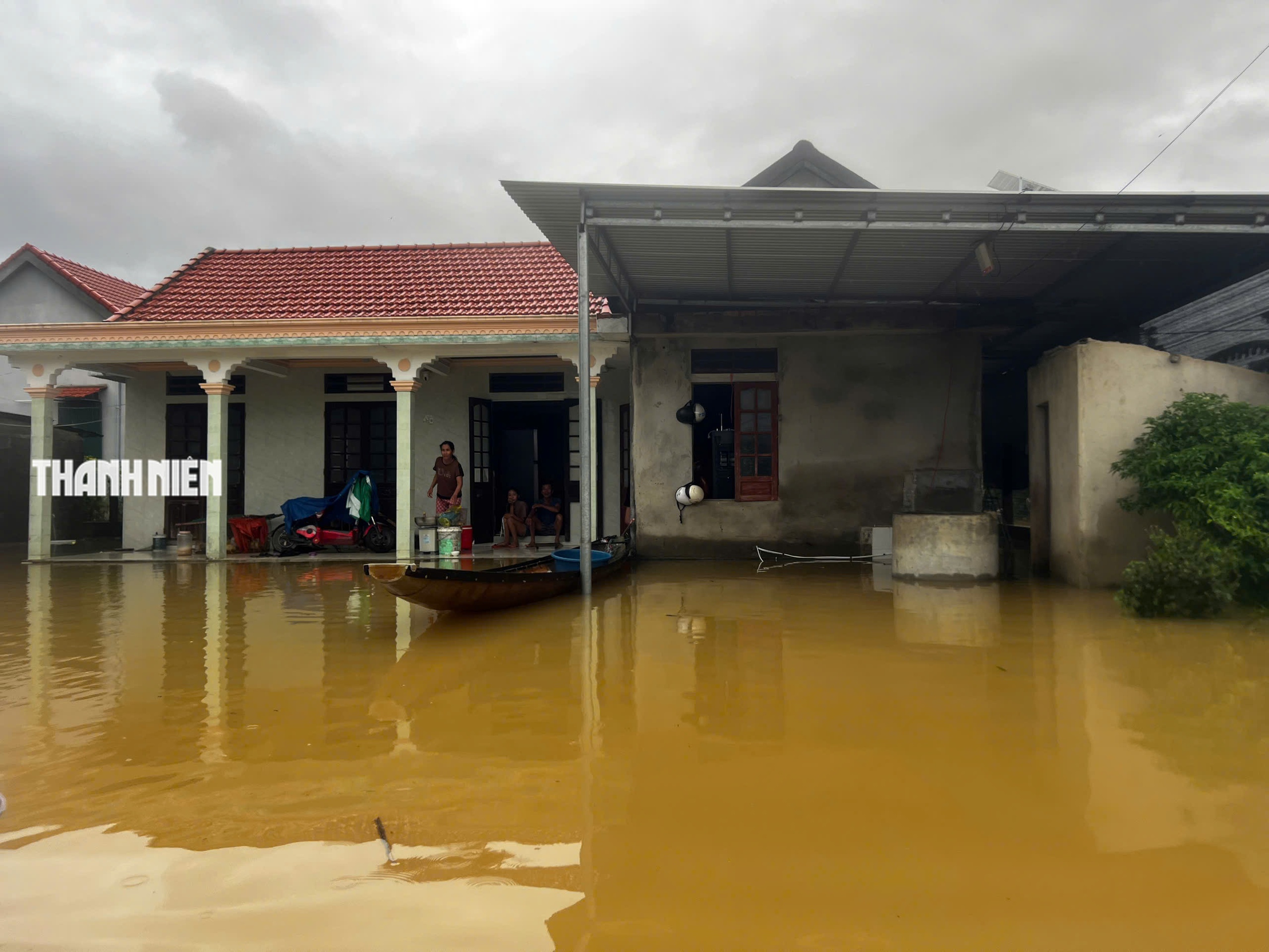 Hàng trăm hộ dân Huế bị cô lập giữa lũ: Quân đội, đoàn viên vượt nước dữ mang quà cứu trợ- Ảnh 8. Hàng trăm hộ dân Huế bị cô lập giữa lũ: Quân đội, đoàn viên vượt nước dữ mang quà cứu trợ- Ảnh 8.