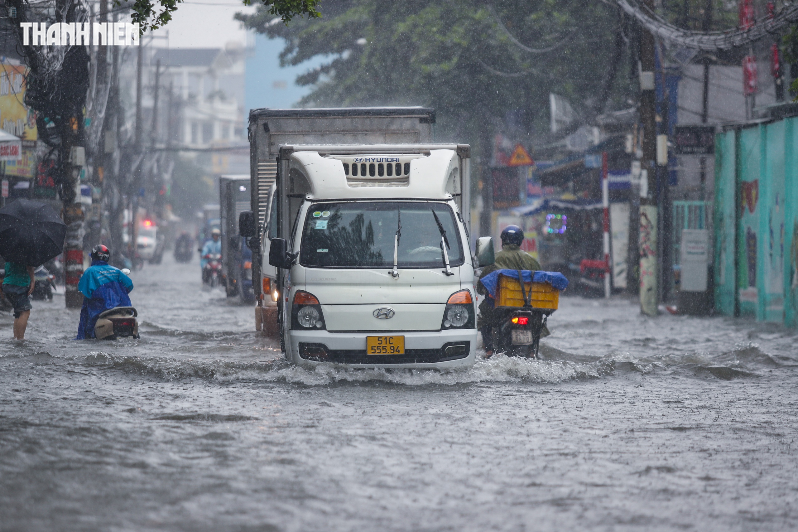 Nhiều phường xã ở TP.HCM mưa lớn từ trưa nay 29.10 - Ảnh 2.