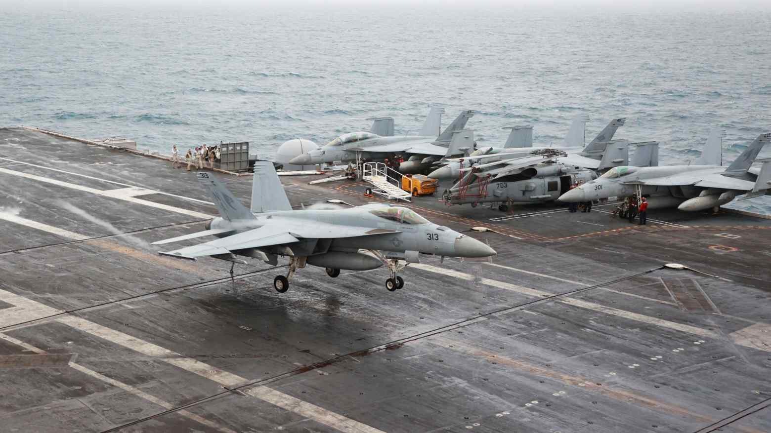 2 Máy bay rơi ở Biển Đông , Tổng thống Trump nghi do xăng dỏm - Ảnh 1.