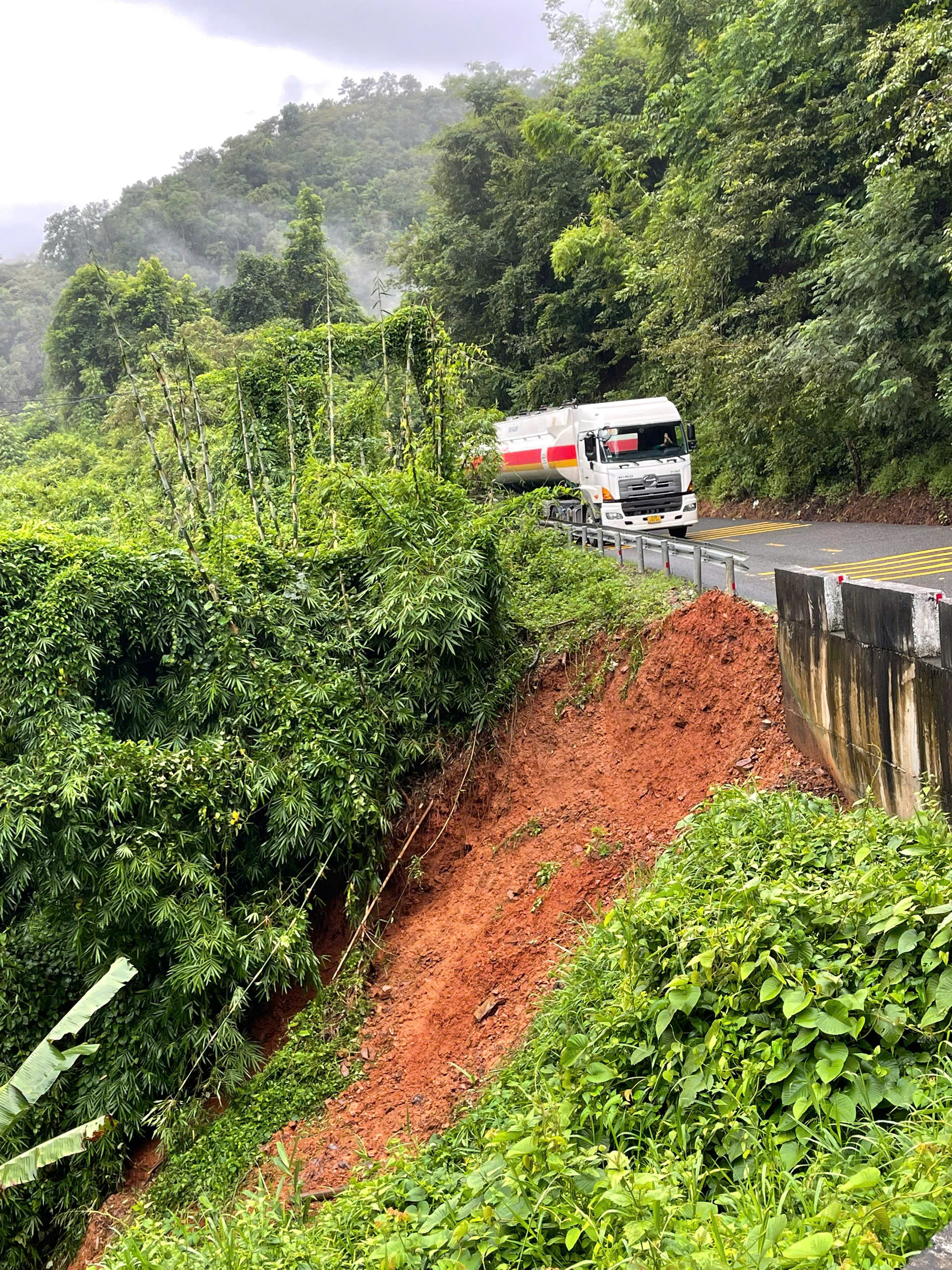 Đèo Gia Bắc sạt lở nhiều điểm, QL28 tê liệt hoàn toàn- Ảnh 2.