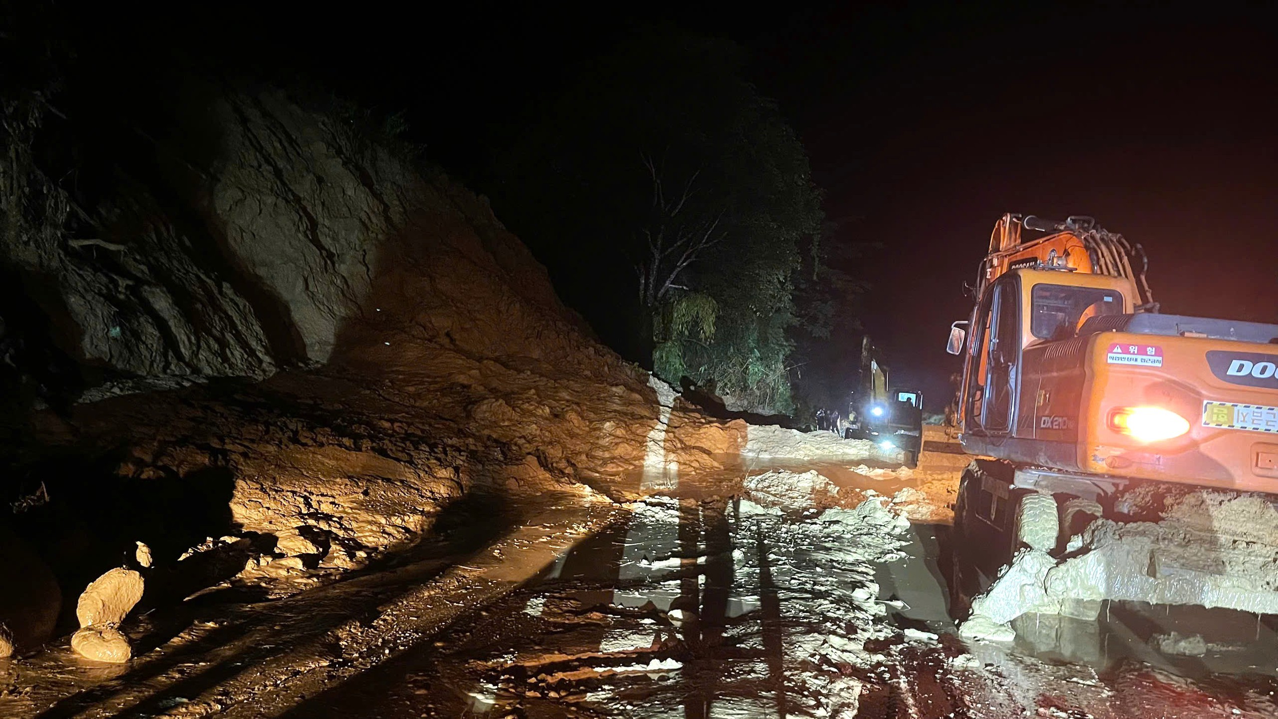 Đèo Gia Bắc sạt lở nhiều điểm, QL28 tê liệt hoàn toàn- Ảnh 3.