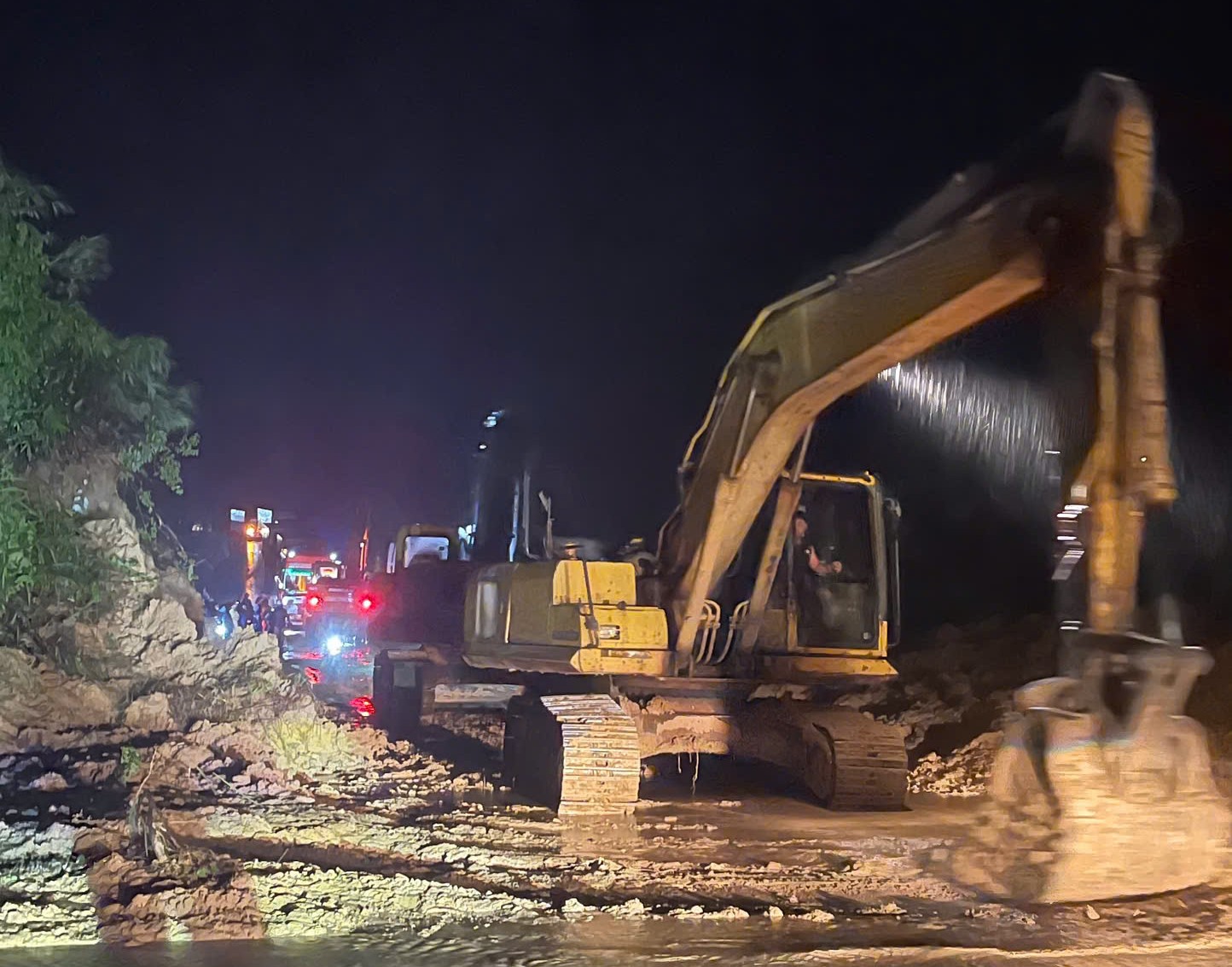 Đèo Gia Bắc sạt lở nhiều điểm, QL28 tê liệt hoàn toàn- Ảnh 4.