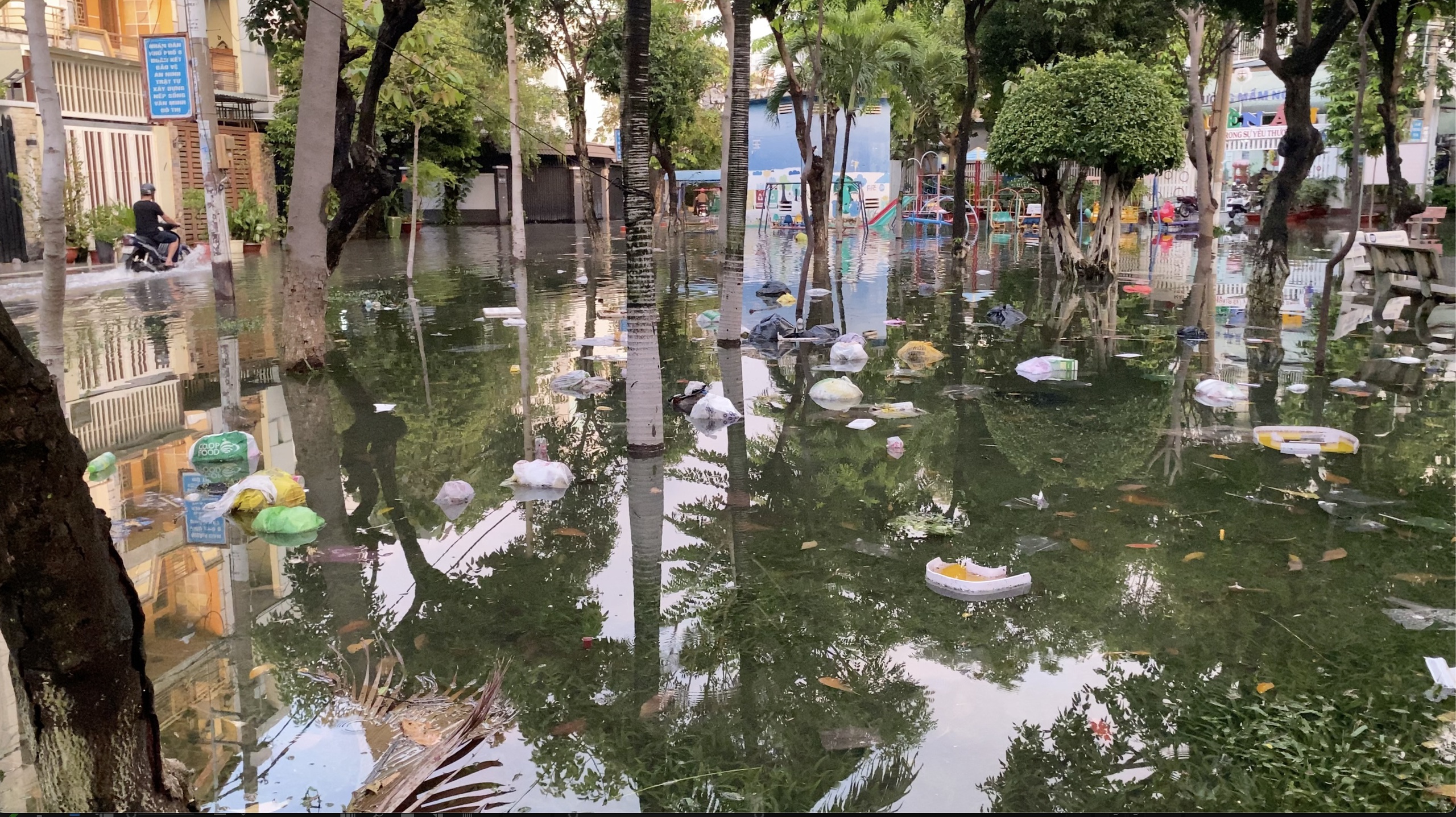 Đường phố thành sông, người dân TP.HCM sinh hoạt vất vả- Ảnh 2. Đường phố thành sông, người dân TP.HCM sinh hoạt vất vả- Ảnh 2.