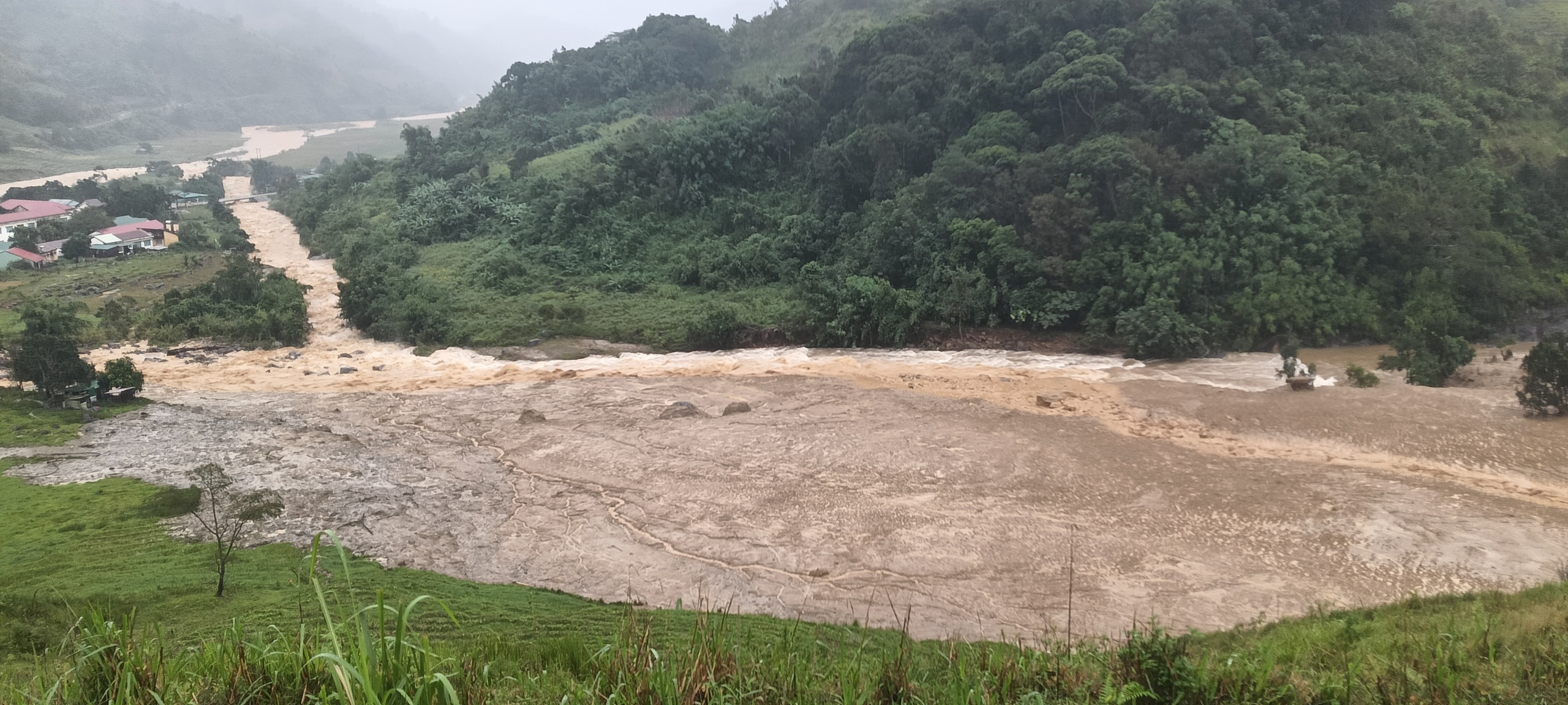 Tiếp cận được 5 thôn bị cô lập ở xã Ngọc Linh, Quảng Ngãi- Ảnh 3. Tiếp cận được 5 thôn bị cô lập ở xã Ngọc Linh, Quảng Ngãi- Ảnh 3.