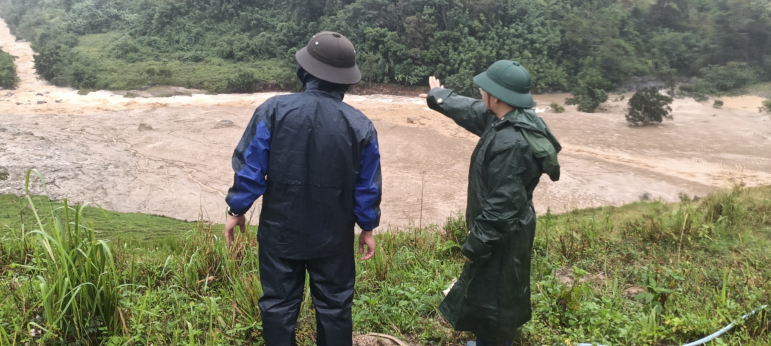 Quảng Ngãi: Nổ lớn trong đêm gây sạt lở 3 km, 5 thôn bị cô lập - Ảnh 4.