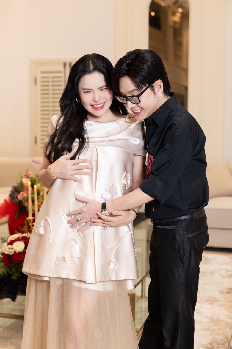 NSƯT Vũ Luân và Hoa hậu Phương Lê đón con đầu lòng- Ảnh 1. NSƯT Vũ Luân đón con gái đầu lòng - Ảnh 1.