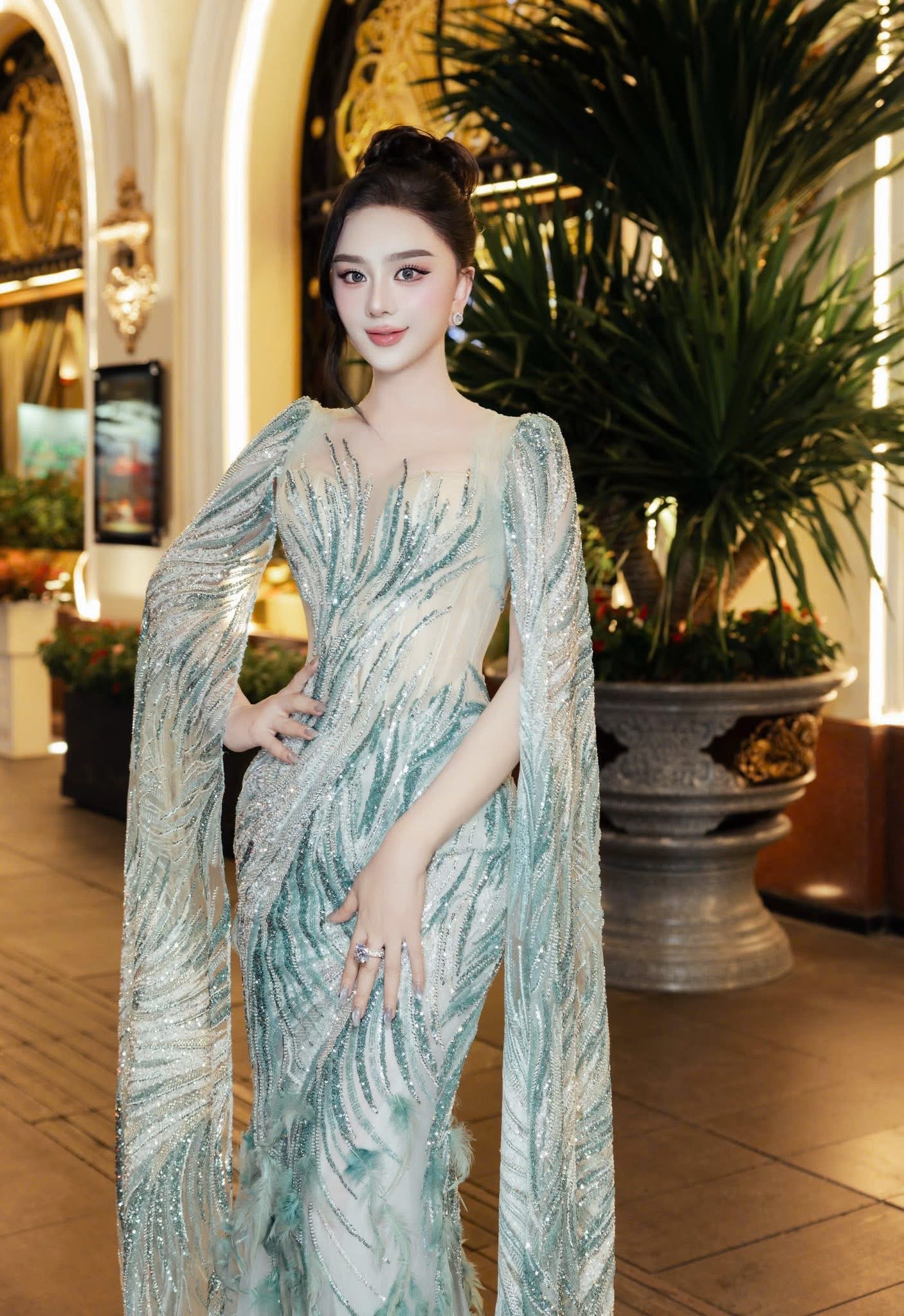 Lâm Khánh Chi đọ dáng cùng 'búp bê châu Á' - Ảnh 5.