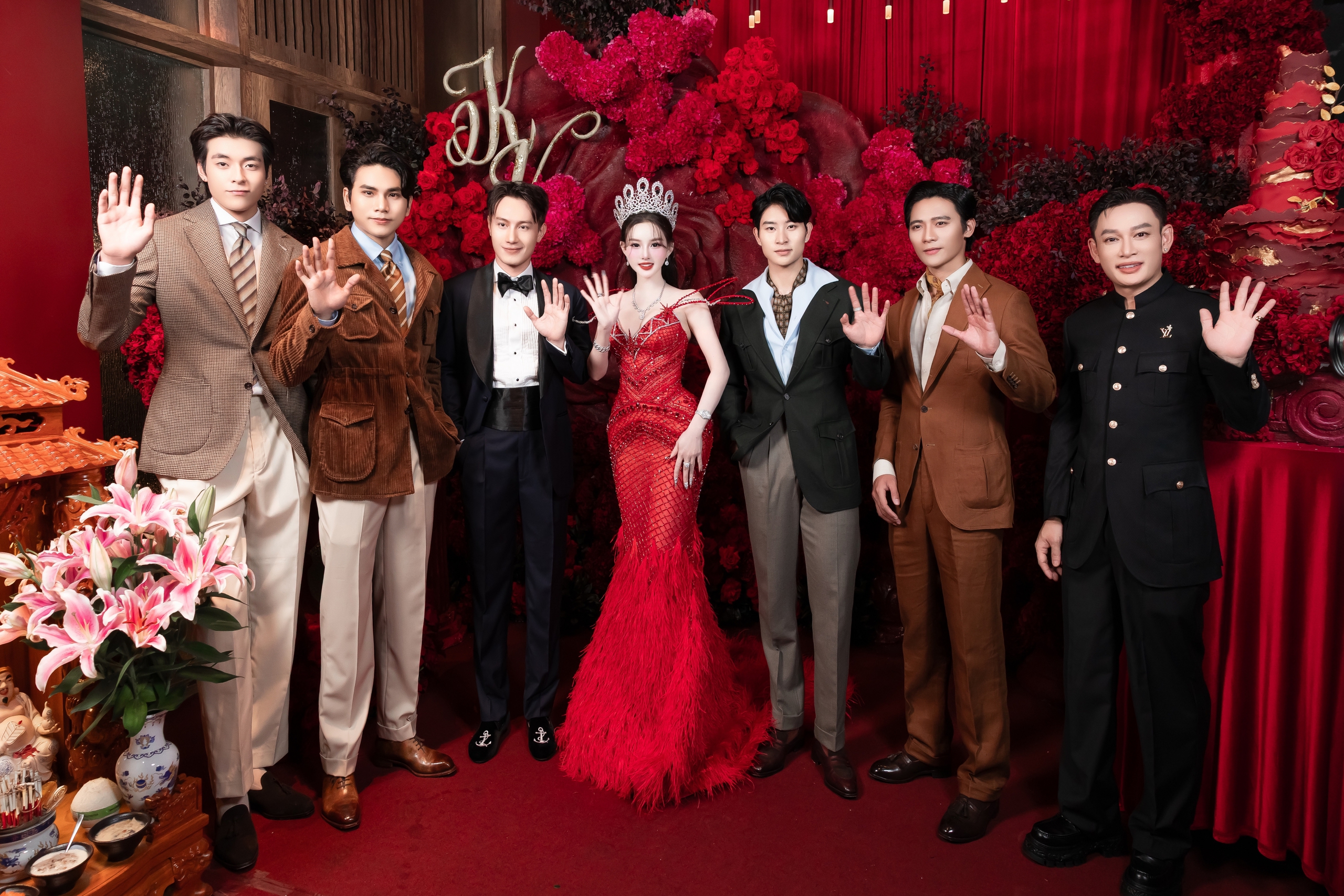 Lâm Khánh Chi đọ dáng cùng 'búp bê châu Á' - Ảnh 1.