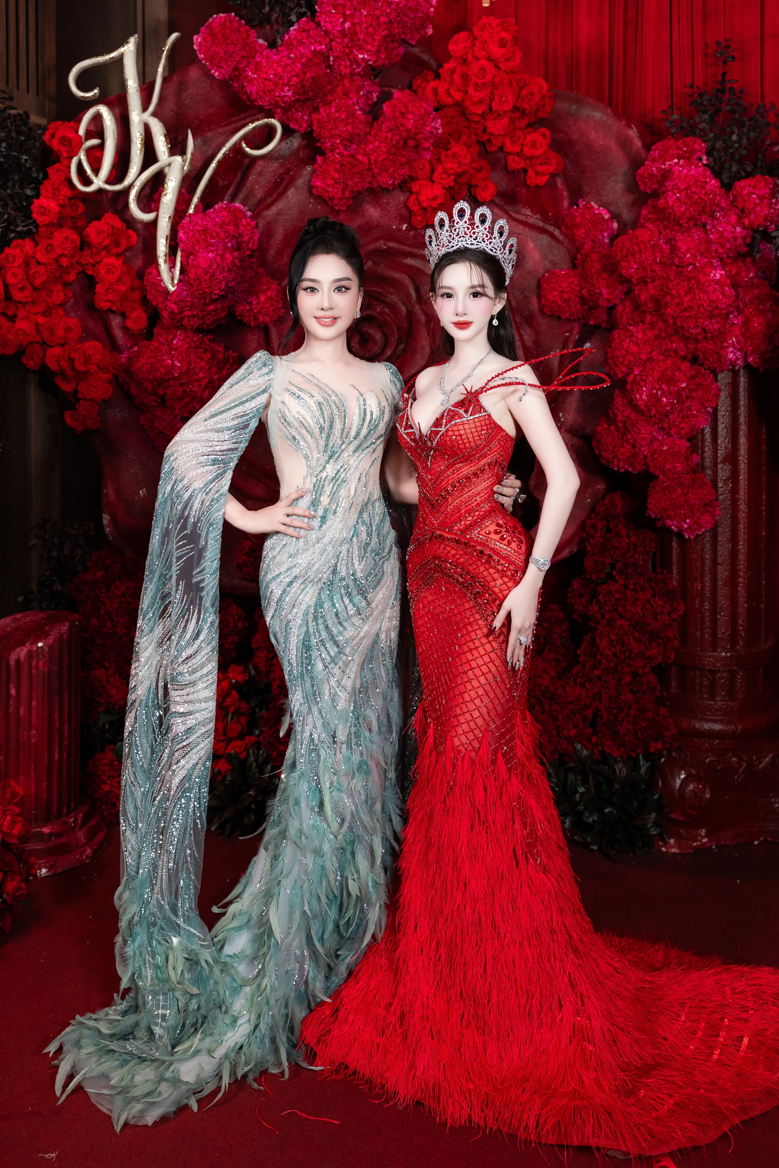 Lâm Khánh Chi đọ dáng cùng 'búp bê châu Á' - Ảnh 2.