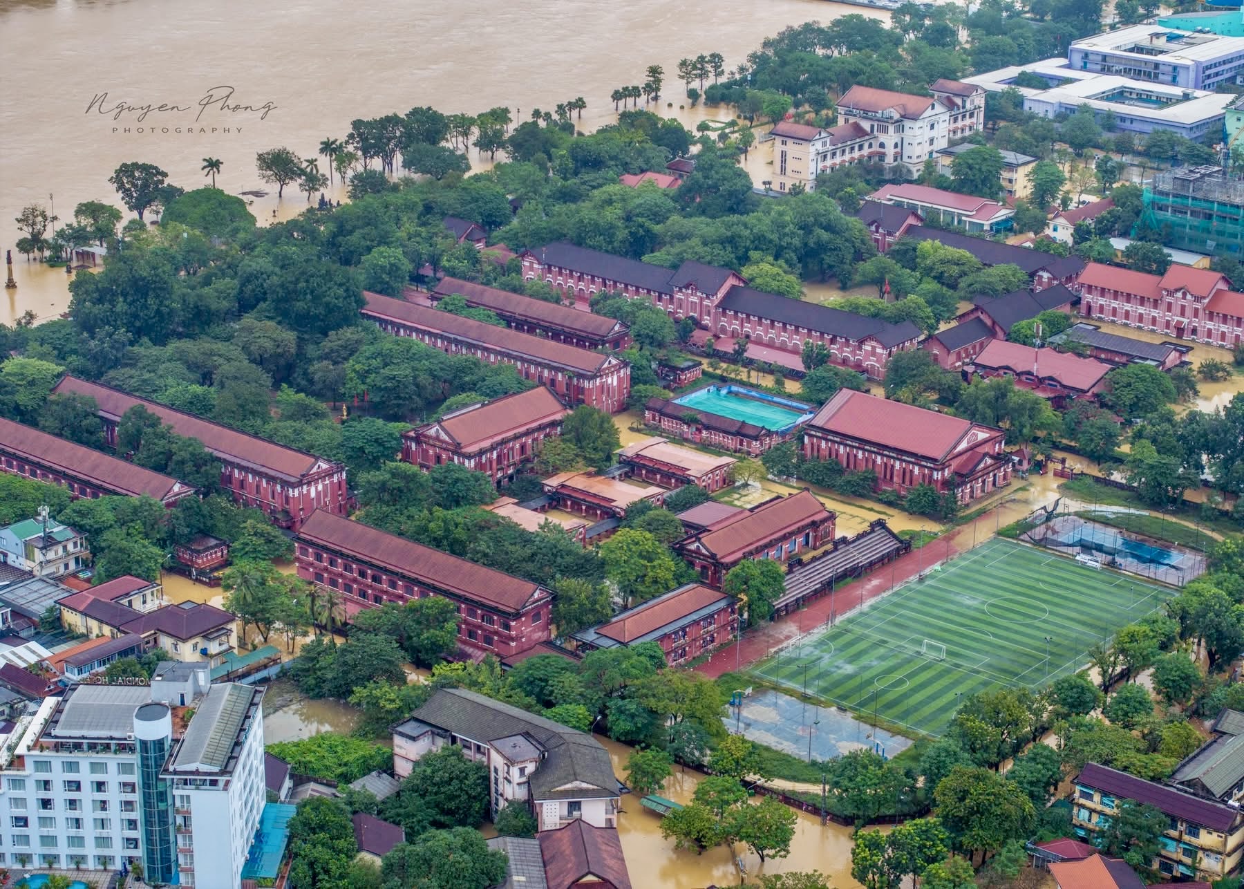 Lũ lụt ở Huế: Nhìn từ trên cao thấy sông Hương đục ngầu, 'nước bạc' bủa vây- Ảnh 4. Lũ lụt ở Huế: Nhìn từ trên cao thấy sông Hương đục ngầu, 'nước bạc' bủa vây- Ảnh 4.