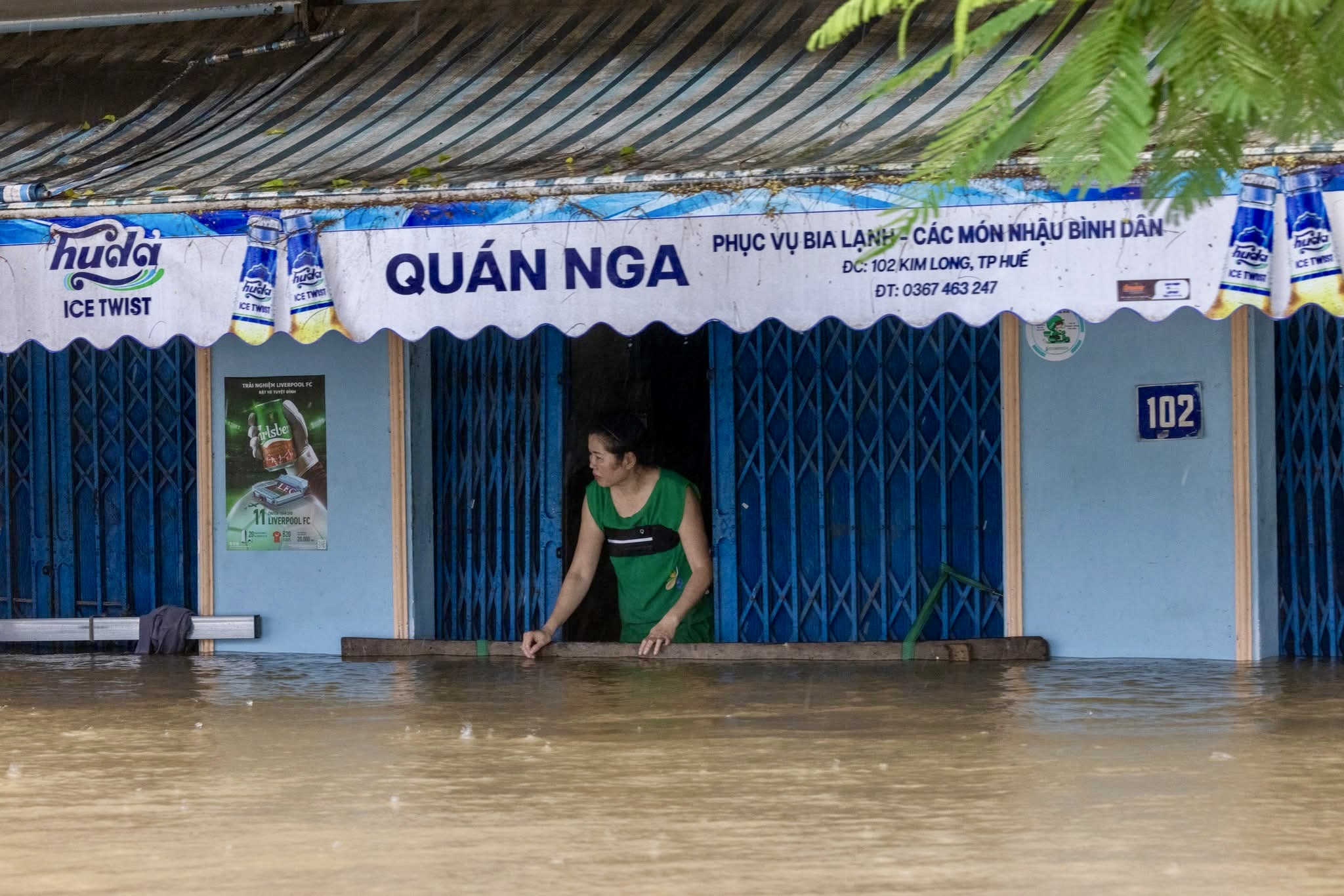 Lũ lụt ở Huế: Nhìn từ trên cao thấy sông Hương đục ngầu, 'nước bạc' bủa vây- Ảnh 11. Lũ lụt ở Huế: Nhìn từ trên cao thấy sông Hương đục ngầu, 'nước bạc' bủa vây- Ảnh 11.