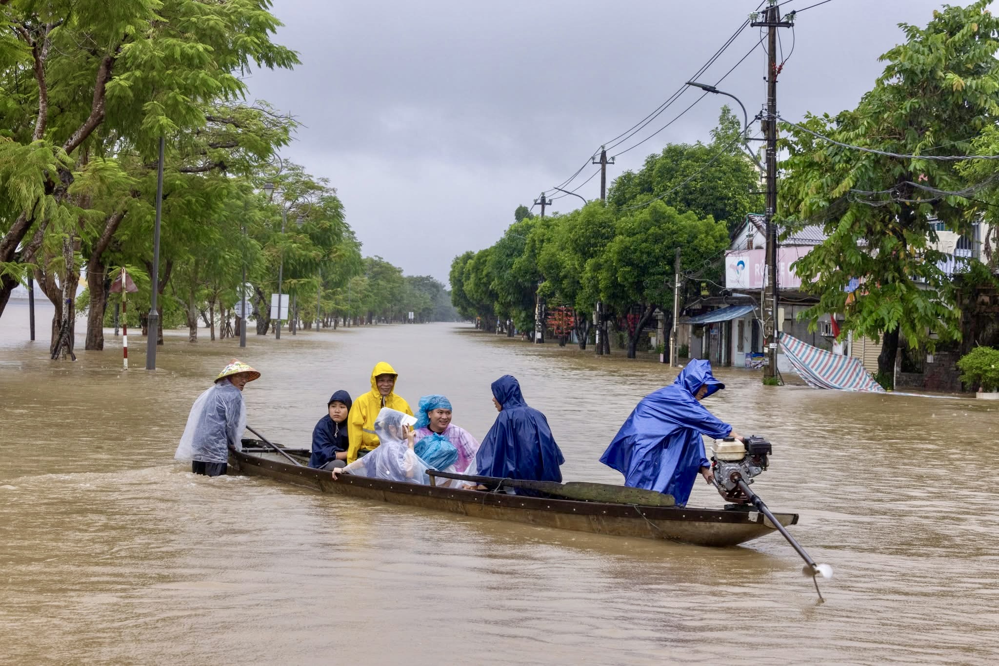 Lũ lụt ở Huế: Nhìn từ trên cao thấy sông Hương đục ngầu, 'nước bạc' bủa vây- Ảnh 10. Lũ lụt ở Huế: Nhìn từ trên cao thấy sông Hương đục ngầu, 'nước bạc' bủa vây- Ảnh 10.