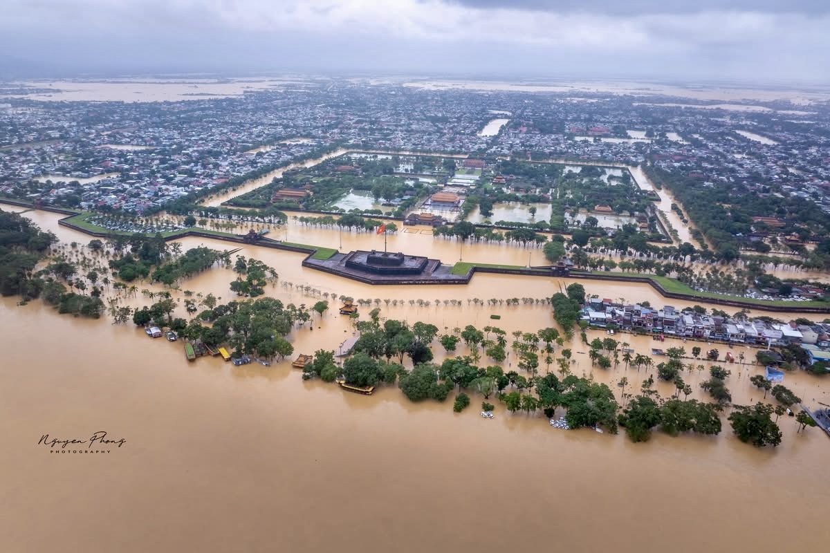 Lũ lụt ở Huế: Nhìn từ trên cao thấy sông Hương đục ngầu, 'nước bạc' bủa vây- Ảnh 1. Lũ lụt ở Huế: Nhìn từ trên cao thấy sông Hương đục ngầu, 'nước bạc' bủa vây- Ảnh 1.