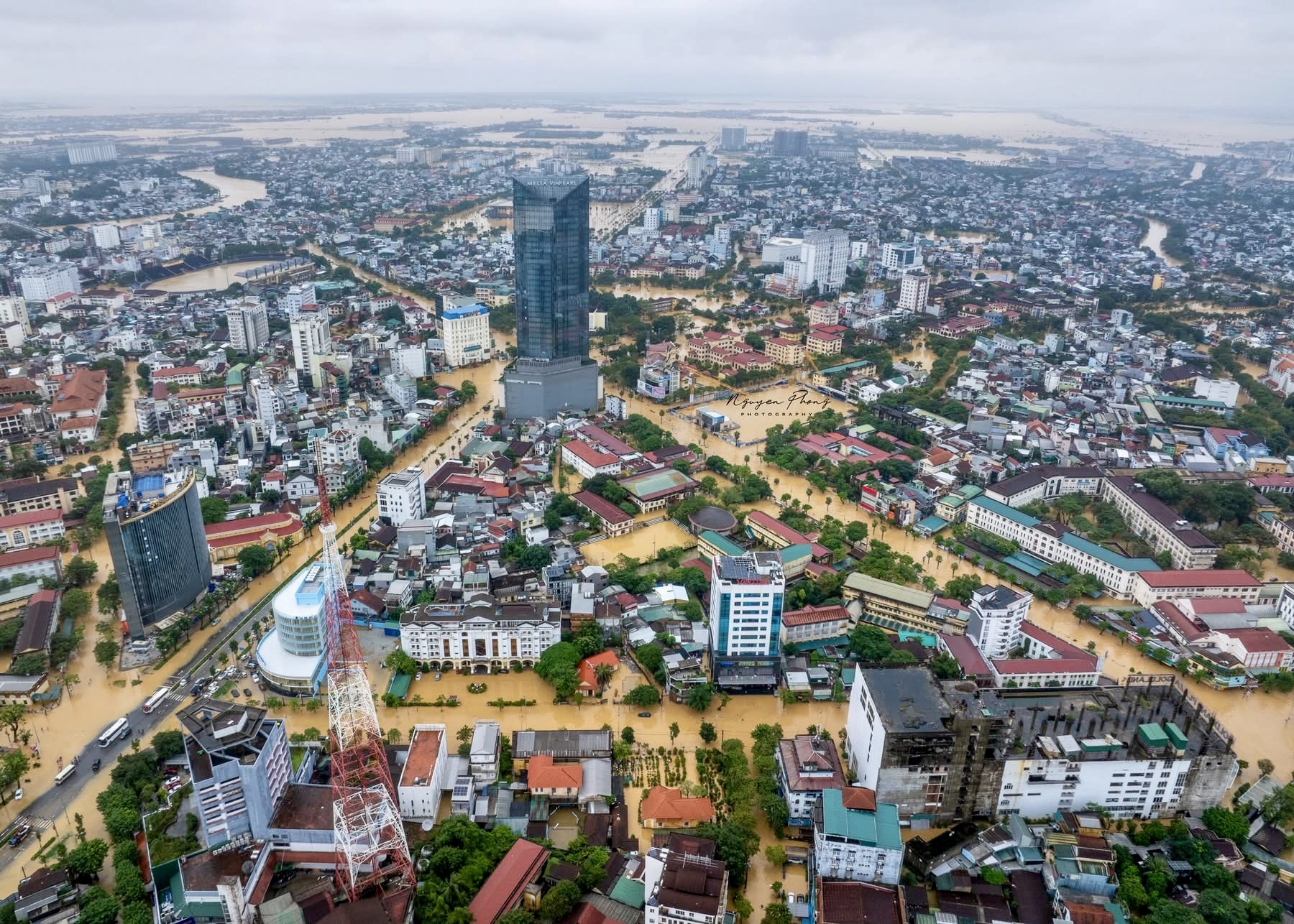 Lũ lụt ở Huế: Nhìn từ trên cao thấy sông Hương đục ngầu, 'nước bạc' bủa vây- Ảnh 5. Lũ lụt ở Huế: Nhìn từ trên cao thấy sông Hương đục ngầu, 'nước bạc' bủa vây- Ảnh 5.