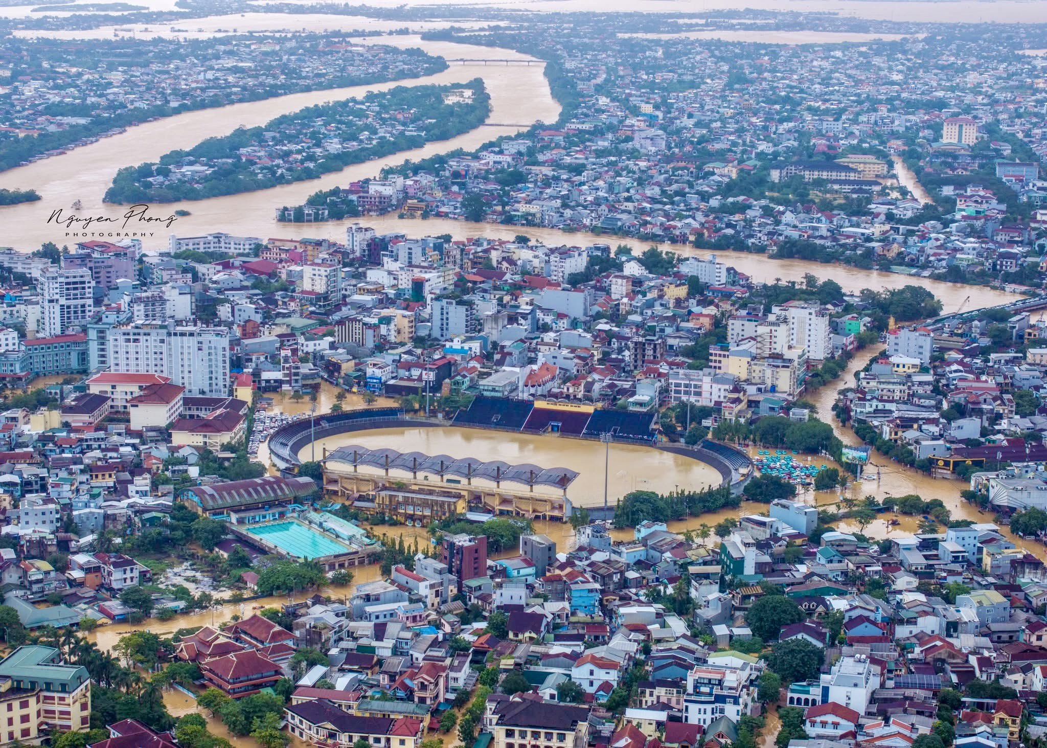 Lũ lụt ở Huế: Nhìn từ trên cao thấy sông Hương đục ngầu, 'nước bạc' bủa vây- Ảnh 6. Lũ lụt ở Huế: Nhìn từ trên cao thấy sông Hương đục ngầu, 'nước bạc' bủa vây- Ảnh 6.