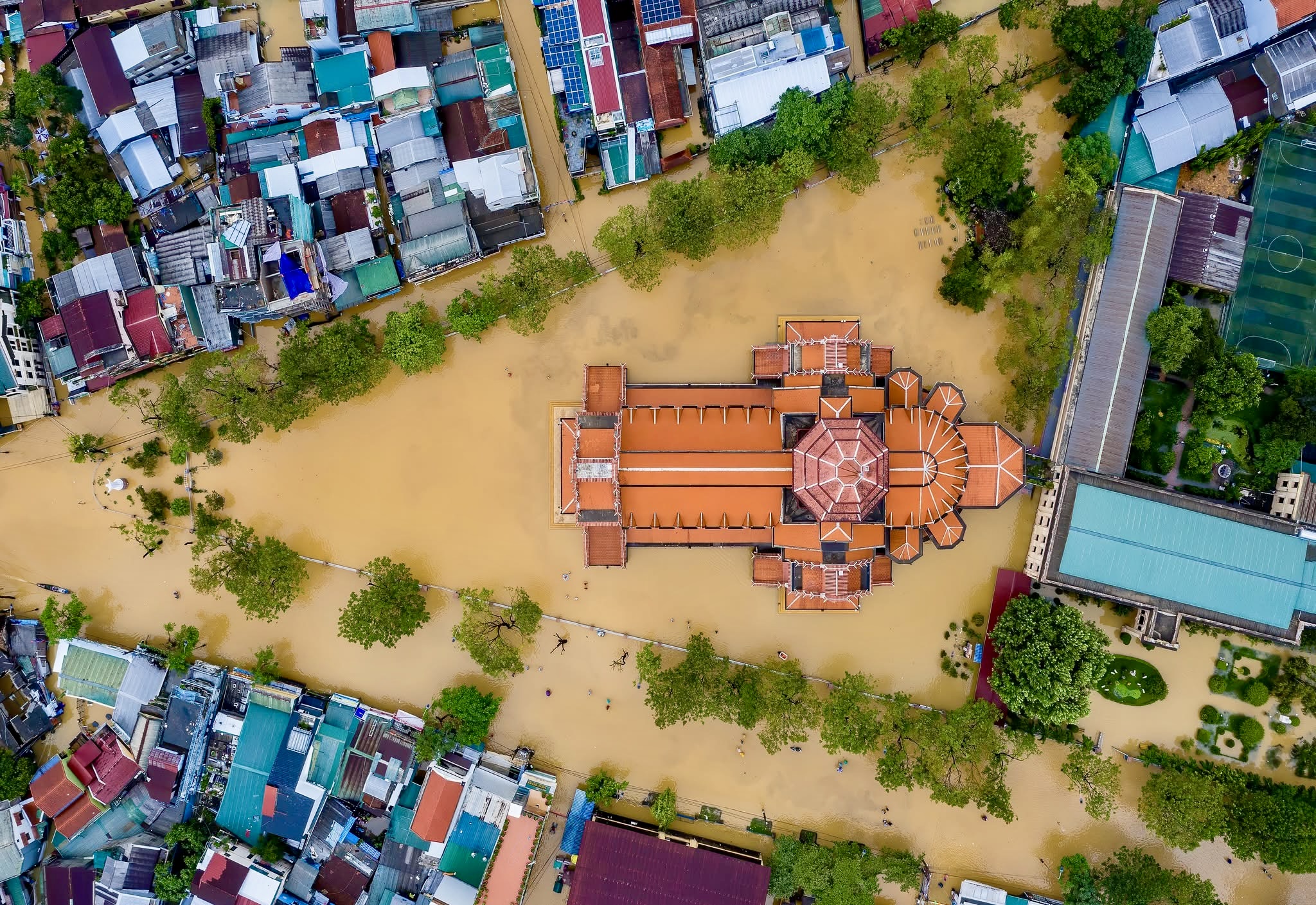 Lũ lụt ở Huế: Nhìn từ trên cao thấy sông Hương đục ngầu, 'nước bạc' bủa vây- Ảnh 7. Lũ lụt ở Huế: Nhìn từ trên cao thấy sông Hương đục ngầu, 'nước bạc' bủa vây- Ảnh 7.