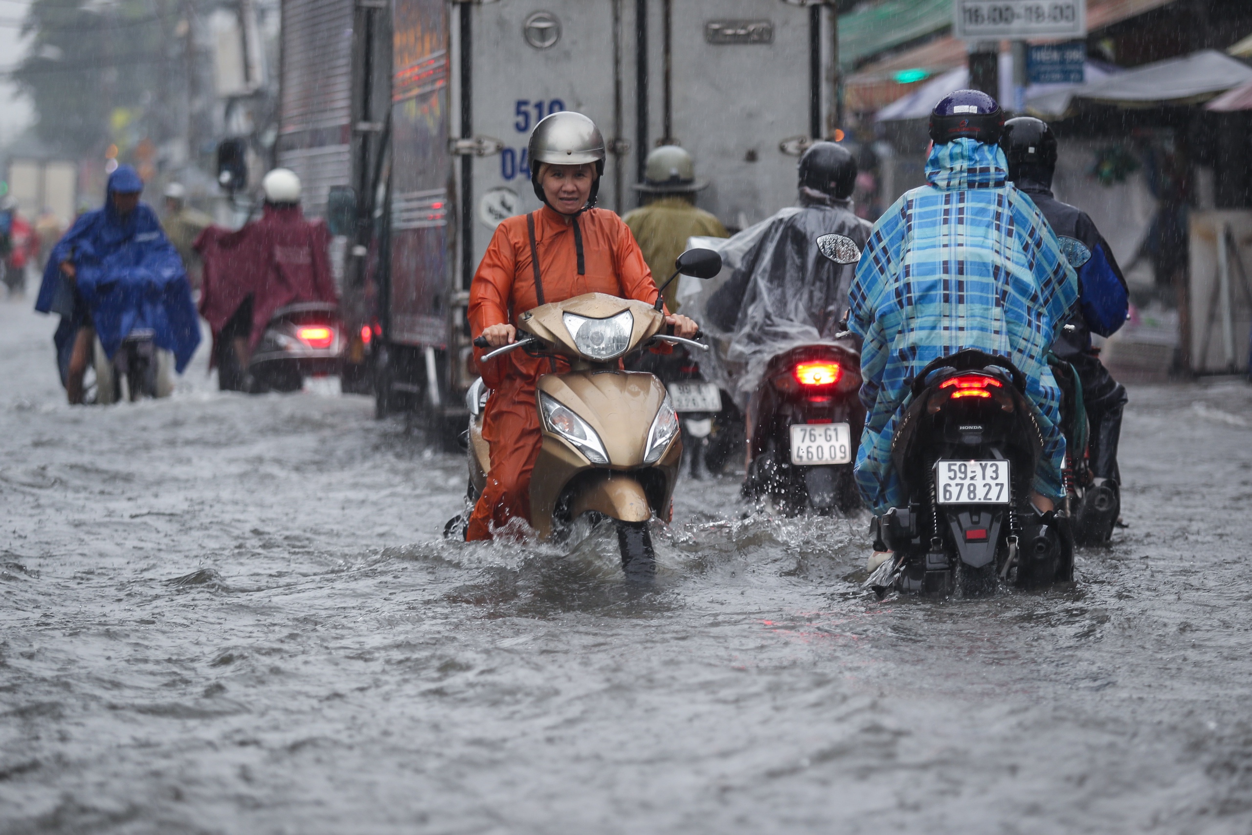 Chuyên gia lý giải triều cường liên tục lập đỉnh, có liên quan đến siêu trăng? - Ảnh 1.