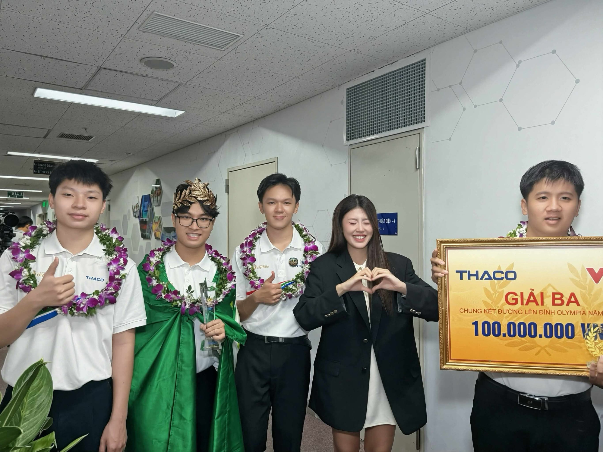 Nàng thơ của Đen Vâu “gây sốt” tại Chung kết Đường lên đỉnh Olympia - Ảnh 1.