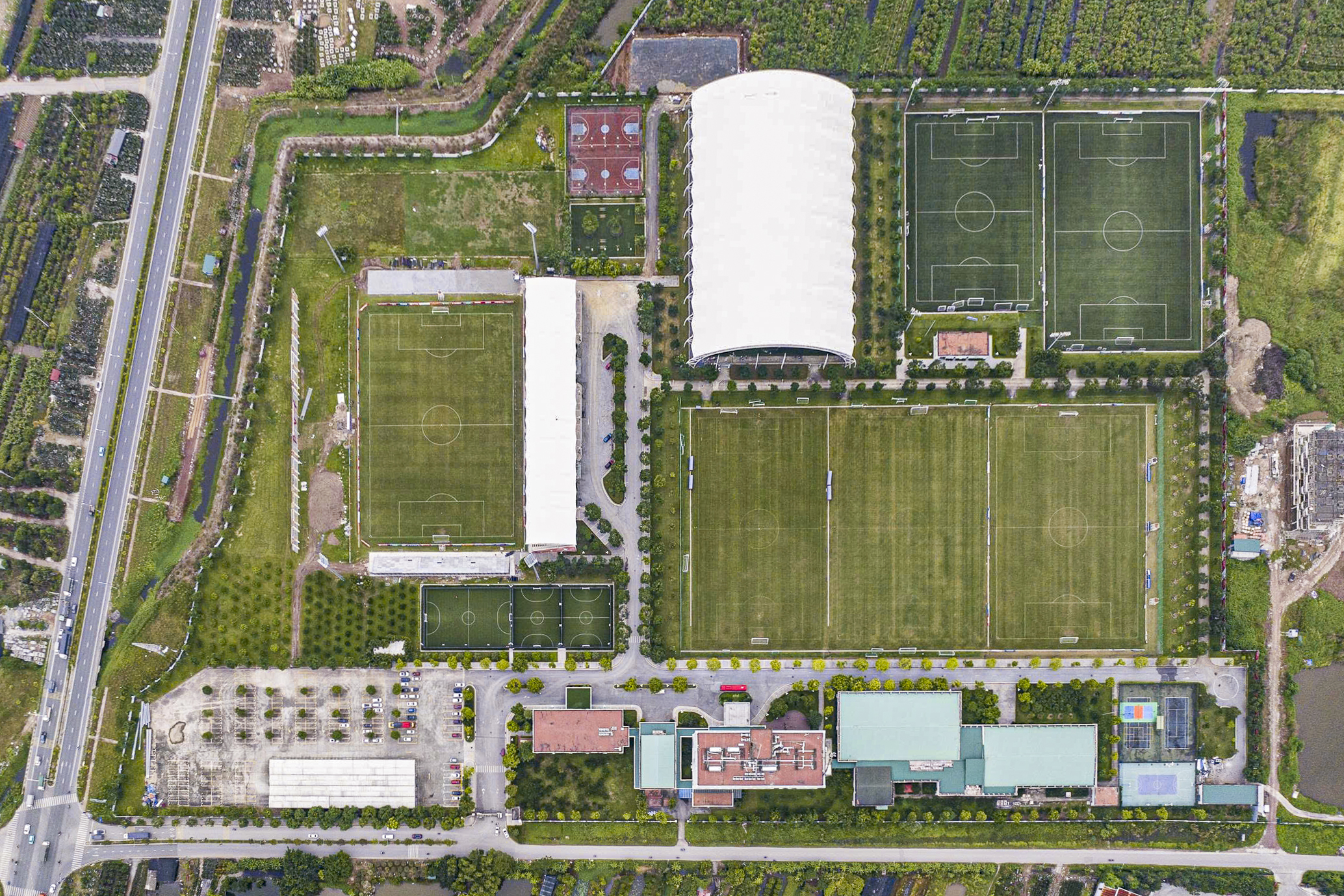 Gambar tempat di mana stadion terbesar di Vietnam akan dibangun: Fasilitas olahraga kelas dunia - Foto 1. Hình ảnh nơi sắp xây sân vận động lớn nhất Việt Nam: Công trình thể thao tầm cỡ thế giới- Ảnh 1.