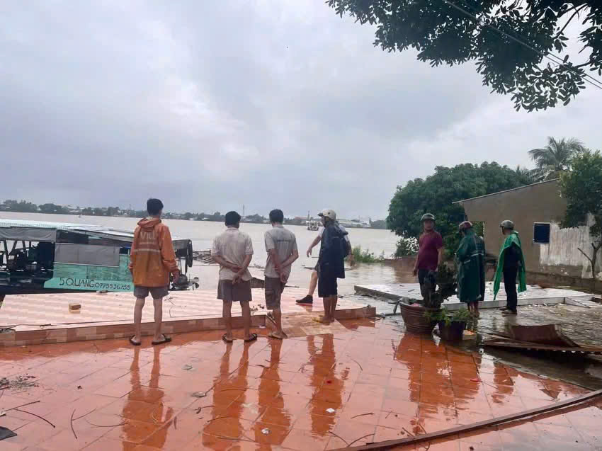 Sạt lở bờ sông Tiền cuốn trôi 4 căn nhà trong đêm - Ảnh 1.