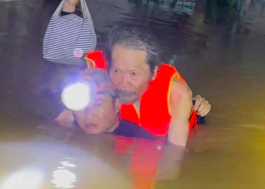 Mưa lũ miền Trung làm 8 người chết và mất tích, hơn 100.000 ngôi nhà ngập lụt  - Ảnh 1. Mưa lũ miền Trung làm 8 người chết và mất tích, hơn 100.000 ngôi nhà ngập lụt  - Ảnh 1.