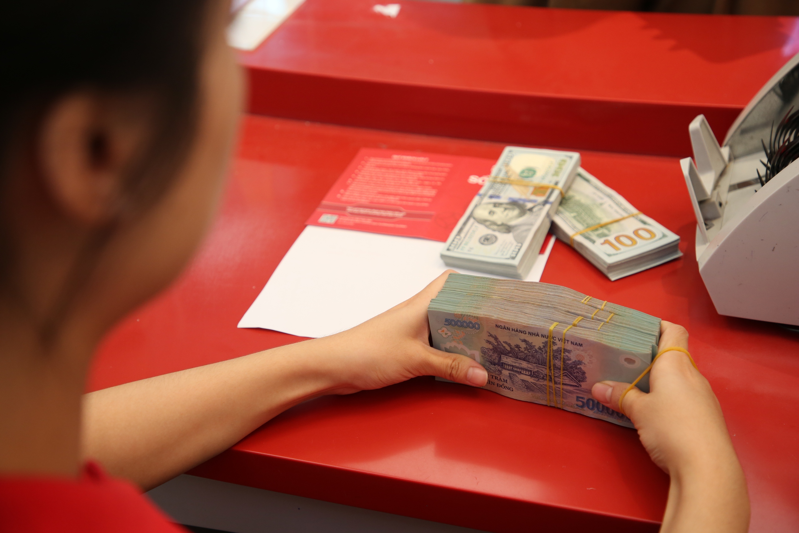 Giá USD hôm nay 28.10.2025: Ngân hàng giảm chiều bán ra, ngược với euro và bảng Anh- Ảnh 1. Giá USD hôm nay 28.10.2025: Ngân hàng giảm chiều bán ra, ngược với euro và bảng Anh- Ảnh 1.