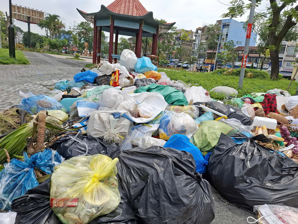 Bãi rác cạnh công viên