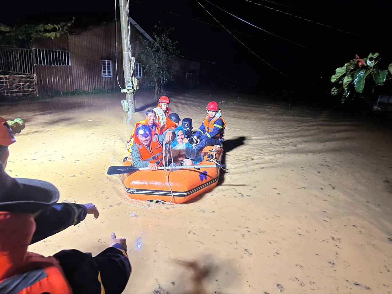 Lâm Đồng cứu 11 người bị cô lập trong lũ và tìm thi thể cô giáo mất tích - Ảnh 1. Lâm Đồng cứu 11 người bị cô lập trong lũ và tìm thi thể cô giáo mất tích - Ảnh 1.