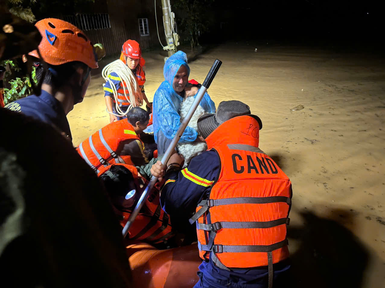 Lâm Đồng cứu 11 người bị cô lập trong lũ và tìm thi thể cô giáo mất tích - Ảnh 2. Lâm Đồng cứu 11 người bị cô lập trong lũ và tìm thi thể cô giáo mất tích - Ảnh 2.