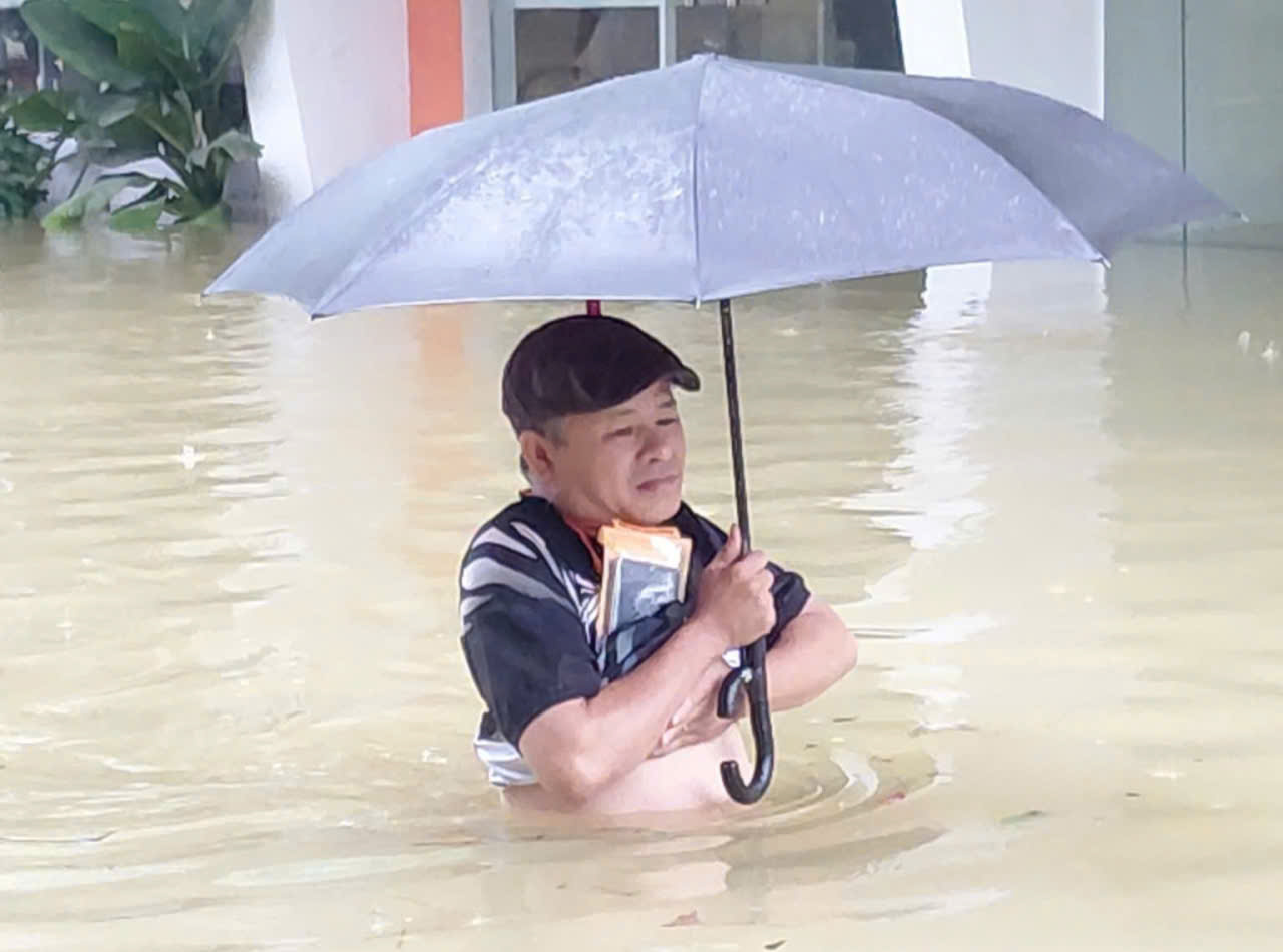 Ngập lụt tại TP . Huế: Người dân gồng mình chống chọi với mưa lũ kéo dài - Ảnh 6. Ngập lụt tại TP . Huế: Người dân gồng mình chống chọi với mưa lũ kéo dài - Ảnh 6.