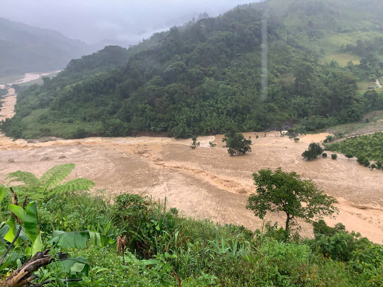 Quảng Ngãi: Nổ lớn trong đêm gây sạt lở 3 km, 5 thôn bị cô lập - Ảnh 5.