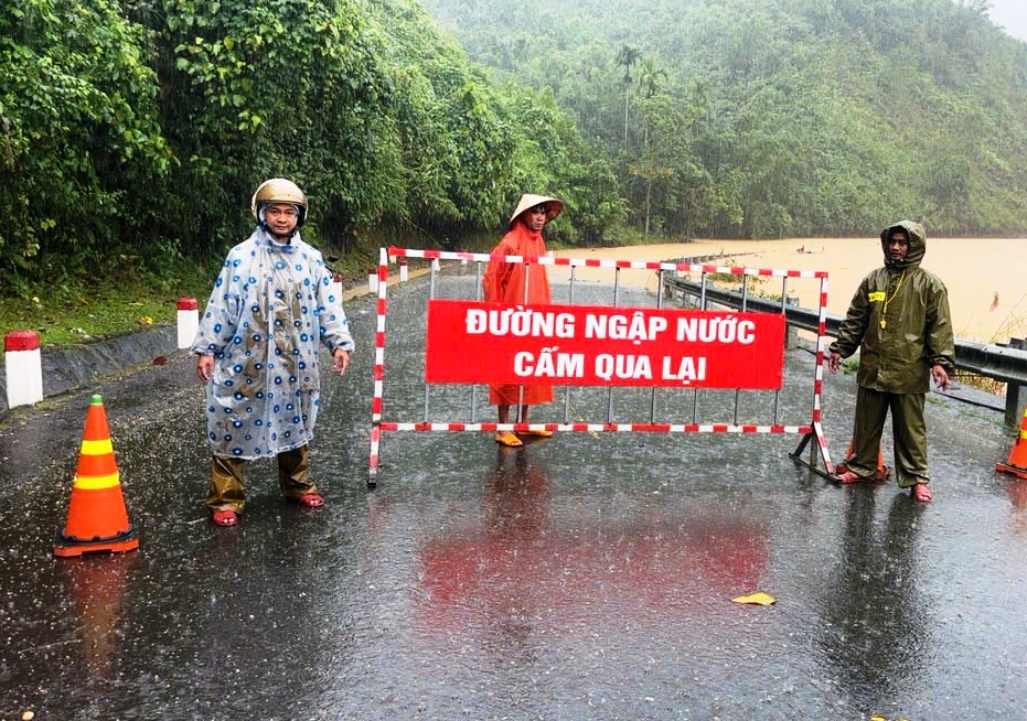 Đường Hồ Chí Minh đoạn qua Đà Nẵng ngập sâu 1,5 m, giao thông tê liệt - Ảnh 2.