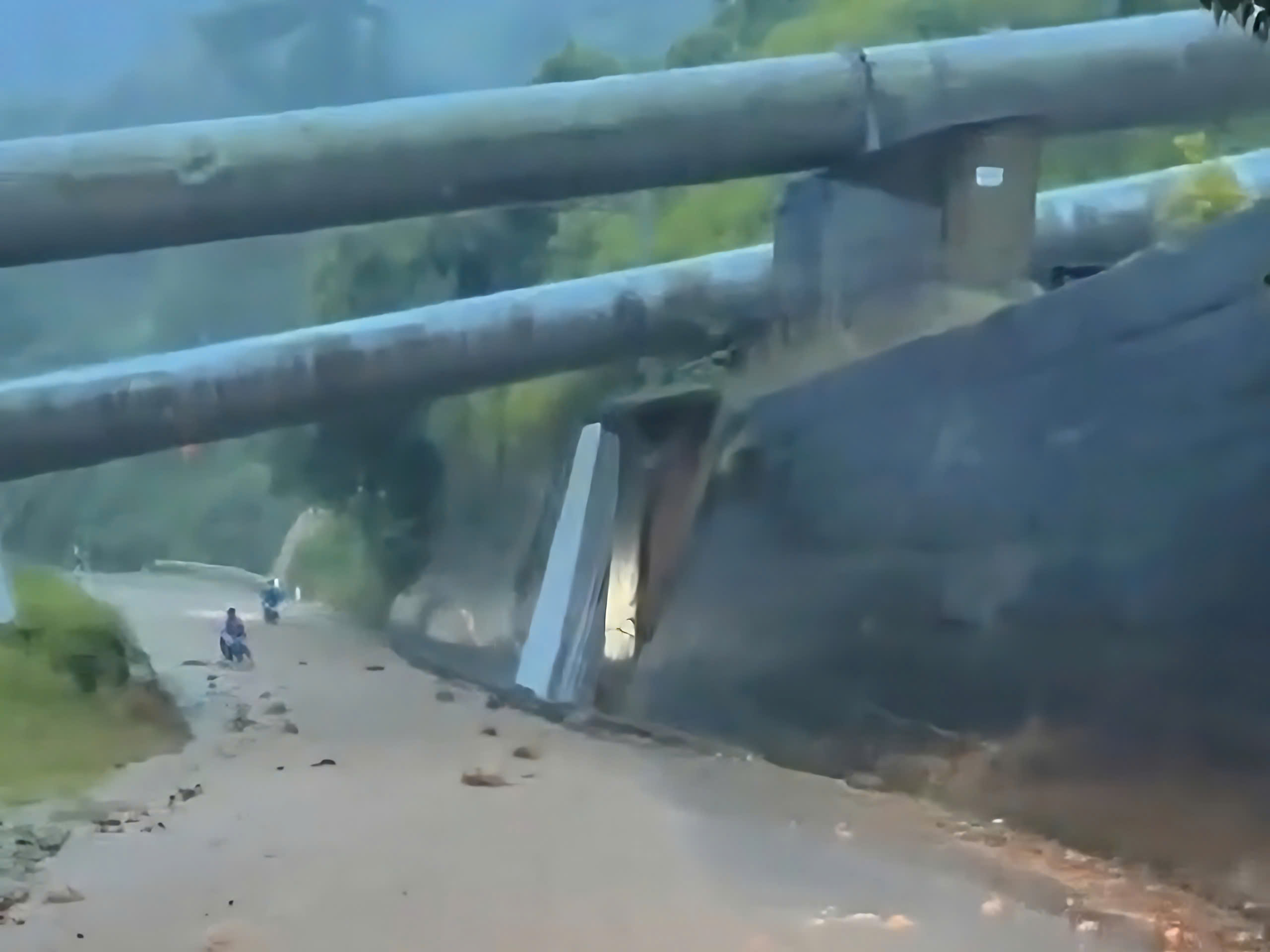 Đường nối Khánh Hòa - Lâm Đồng có 14 điểm sạt lở do mưa lớn- Ảnh 2. Đường nối Khánh Hòa - Lâm Đồng có 14 điểm sạt lở do mưa lớn- Ảnh 2.