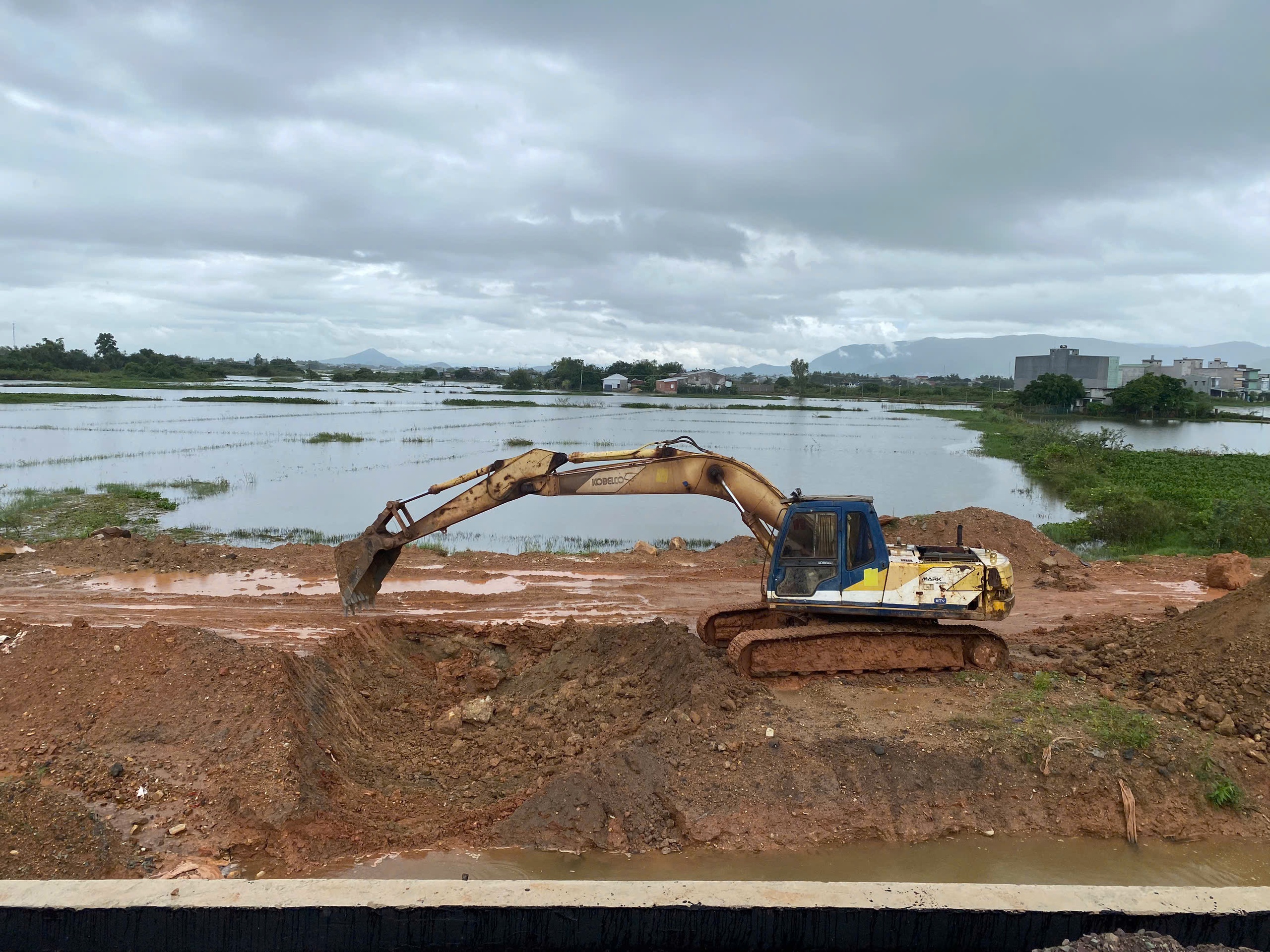 Tháo dỡ khẩn cấp đường công vụ tạo ‘đập nhân tạo’ cản trở thoát lũ - Ảnh 2.