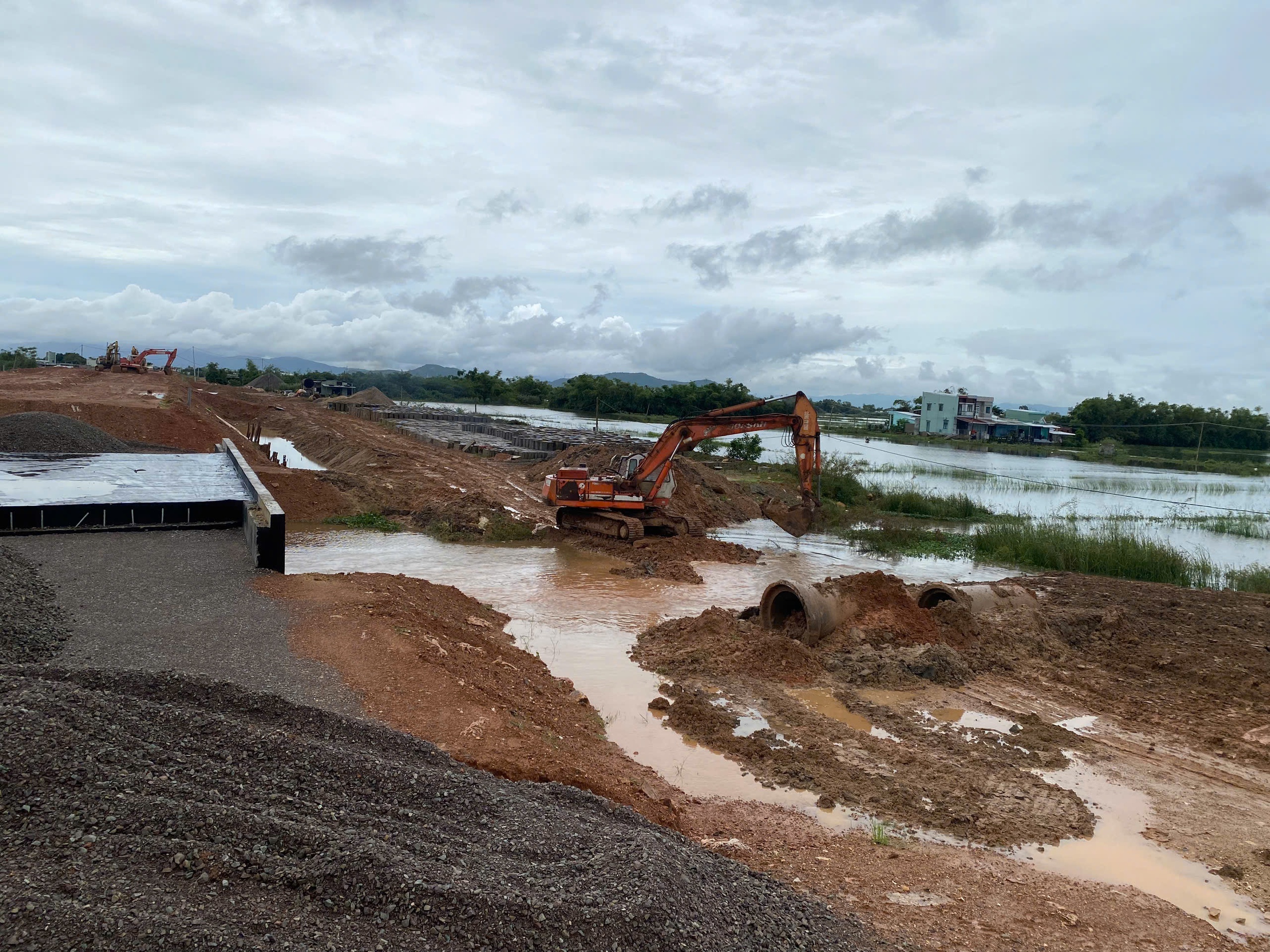 Tháo dỡ khẩn cấp đường công vụ tạo ‘đập nhân tạo’ cản trở thoát lũ - Ảnh 3.