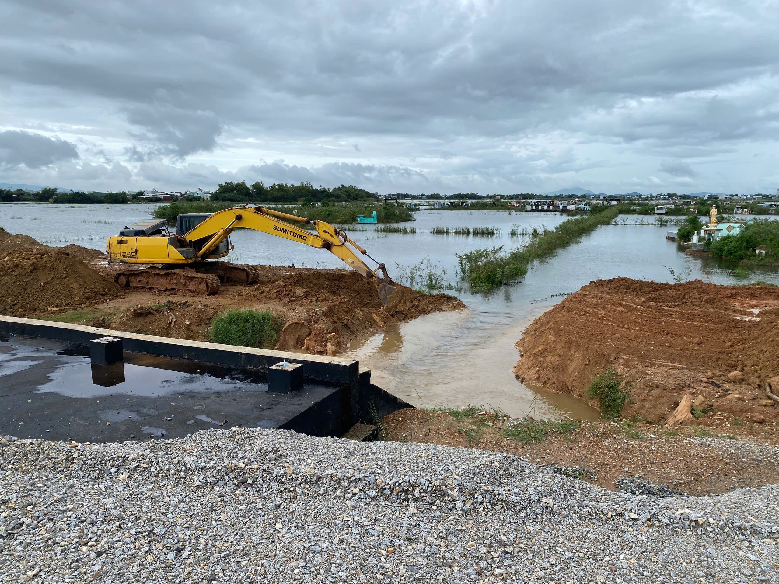 Tháo dỡ khẩn cấp đường công vụ tạo ‘đập nhân tạo’ cản trở thoát lũ - Ảnh 1.