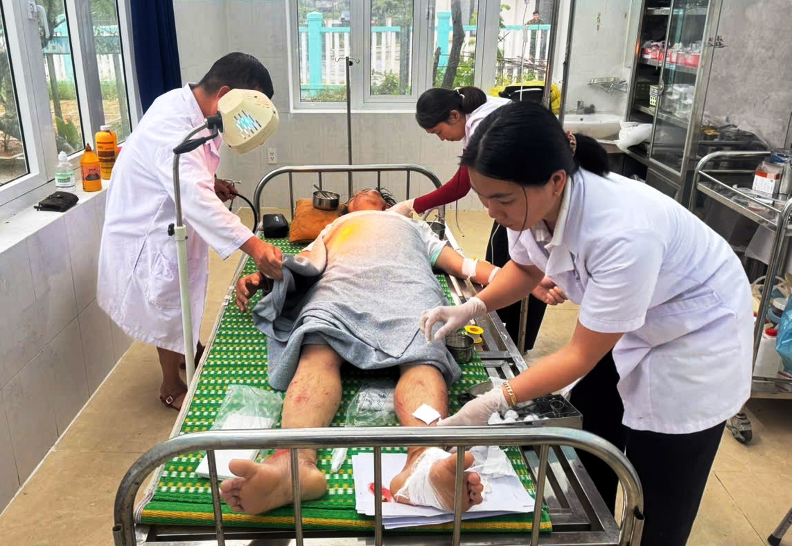 Đà Nẵng: Thêm một vụ sạt lở núi nghiêm trọng vùi lấp người điều khiển xe múc- Ảnh 2. Đà Nẵng: Thêm một vụ sạt lở núi nghiêm trọng vùi lấp người điều khiển xe múc- Ảnh 2.