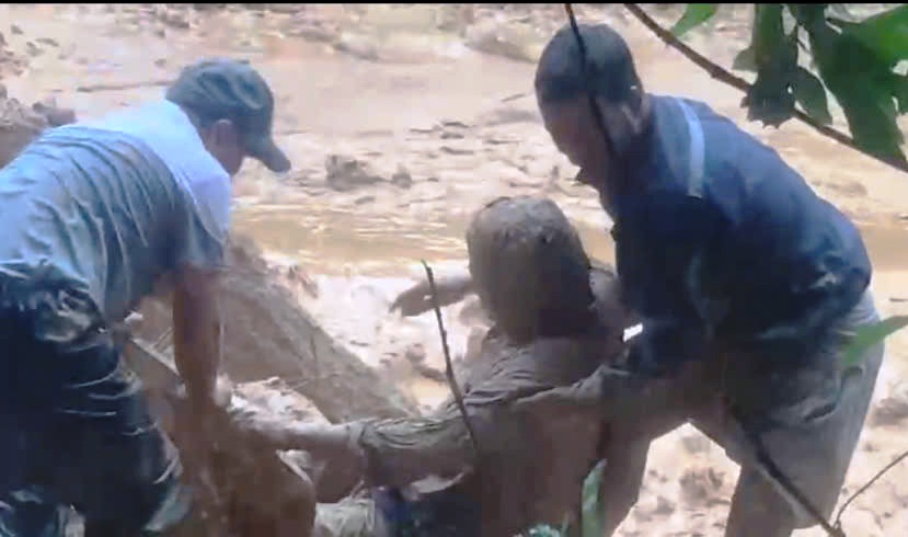 Đà Nẵng: Thêm một vụ sạt lở núi nghiêm trọng vùi lấp người điều khiển xe múc- Ảnh 1. Đà Nẵng: Thêm một vụ sạt lở núi nghiêm trọng vùi lấp người điều khiển xe múc- Ảnh 1.